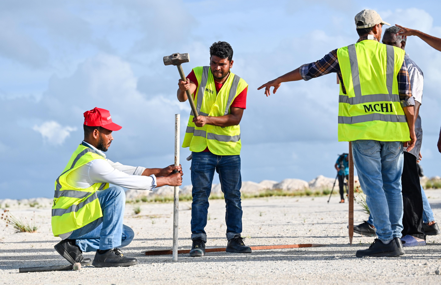 ގުޅިފަޅުން ދޫކޮށްފައިވާ ގޯއްޗެއްގެ އިން މިއަދު ވަކިކޮށް ކަޑަ ޖަހަނީ: އަންނަ ހަފްތާގައި ބިންތައް ހަވާލުކުރަން ފަށާނެ ކަމަށް މިނިސްޓްރީން ބުނޭ. -- ފޮޓޯ: ފަޔާޒް މޫސާ / މިހާރު