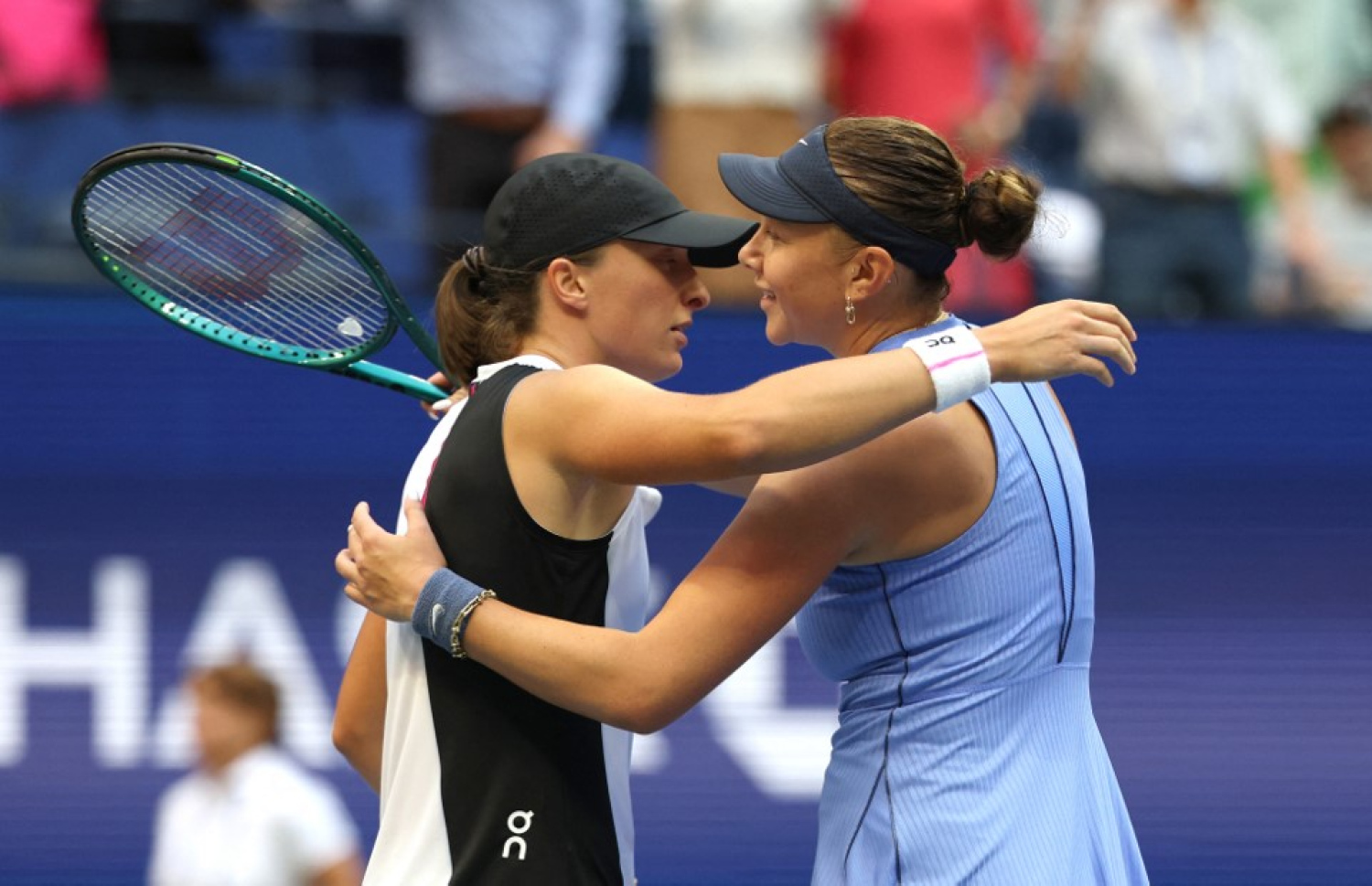 މެޗަށް ފަހު ސްވިއާޓެކް (ވ) އާއި އަނީސިމޯވާ (ކ).-- ފޮޓޯ: އޭއެފްޕީ