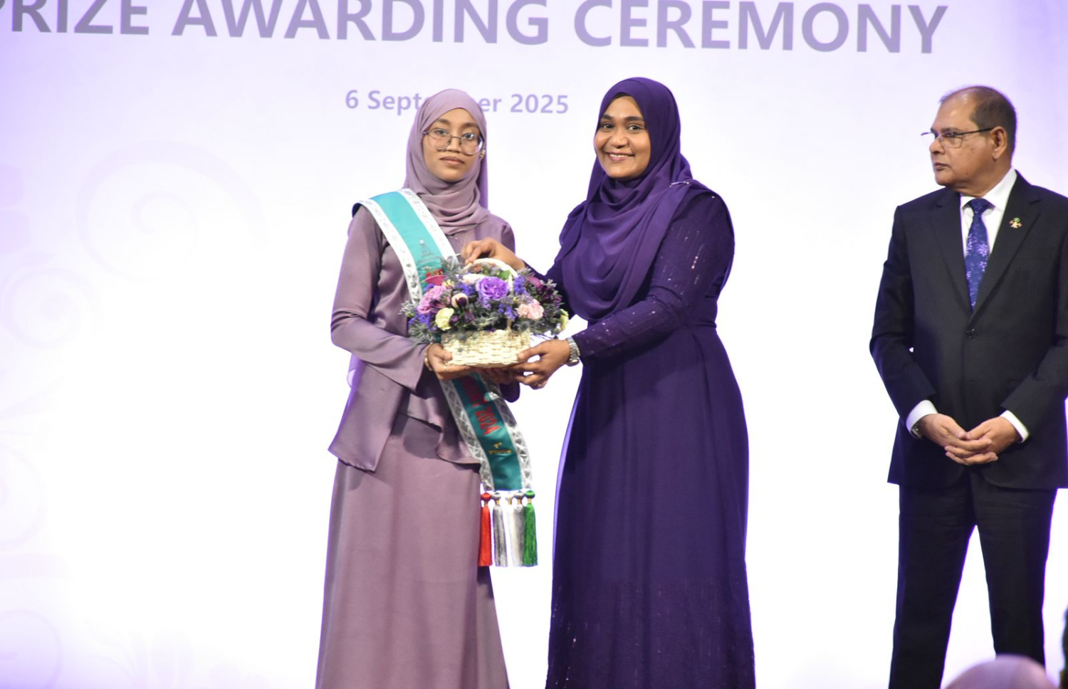 އަހުމަދިއްޔާ ސްކޫލުގެ އިނާމު ދިނުމުގެ ޖަލްސާގައި ފަސްޓްލޭޑީ ސާޖިދާ ދަރިވަރަކަށް އިނާމު ހަވާލުކޮށްދެއްވަނީ.