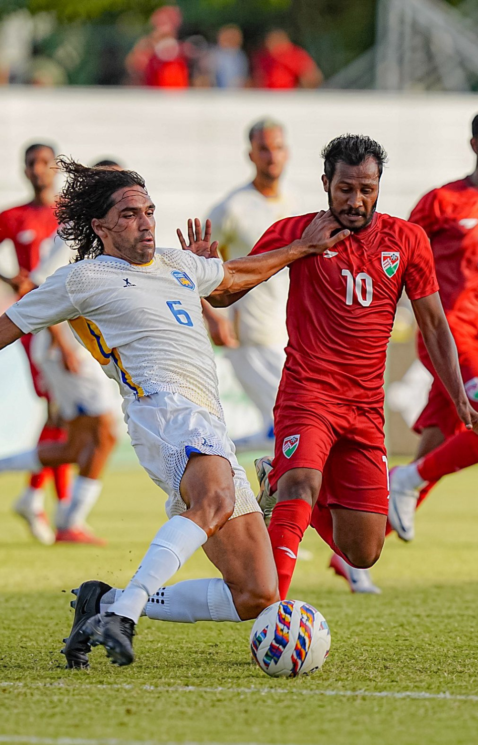 ލަންކާއާ ދެކޮޅަށް ކުޅުނު މެޗުގައި ރާއްޖޭގެ ހަމްޒާ މުހައްމަދު (ލކ) އަތުން ބޯޅަ ހޯދަން ލަންކާގެ ކުޅުންތެރިޔަކު މަސައްކަތް ކުރަނީ --- ފޮޓޯ: ފުޓްބޯލް ޝްރީ ލަންކާ