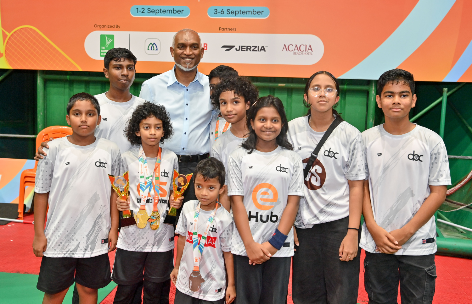 މެޑަލް ހޯދި ބައެއް ކުޅުންތެރިން ރައީސް ޑރ. މުއިއްޒާ އެކު.-- ފޮޓޯ: ރައީސް އޮފީސް