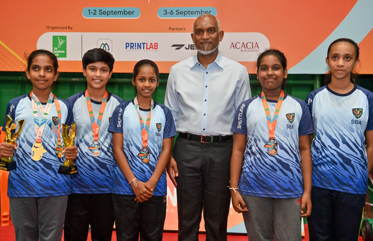 މެޑަލް ހޯދި ބައެއް ކުޅުންތެރިން ރައީސް ޑރ. މުއިއްޒާ އެކު.-- ފޮޓޯ: ރައީސް އޮފީސް