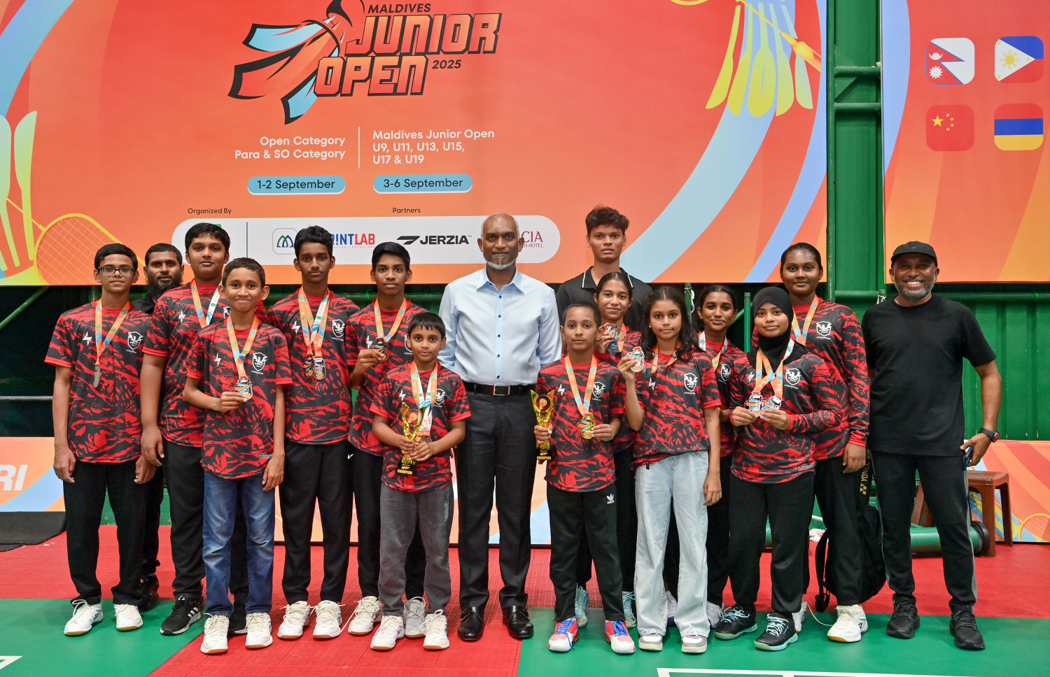 މެޑަލް ހޯދި ބައެއް ކުޅުންތެރިން ރައީސް ޑރ. މުއިއްޒާ އެކު.-- ފޮޓޯ: ރައީސް އޮފީސް