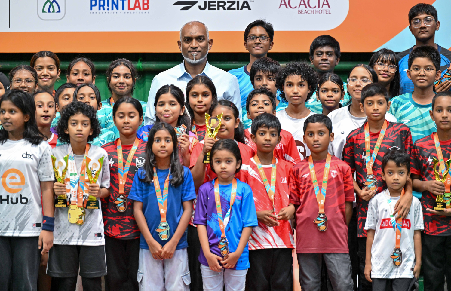 މުބާރާތުން މެޑަލް ހޯދި ބައެއް ކުޅުންތެރިން ރައީސް ޑރ. މުއިއްޒާ އެކު.-- ފޮޓޯ: ރައީސް އޮފީސް