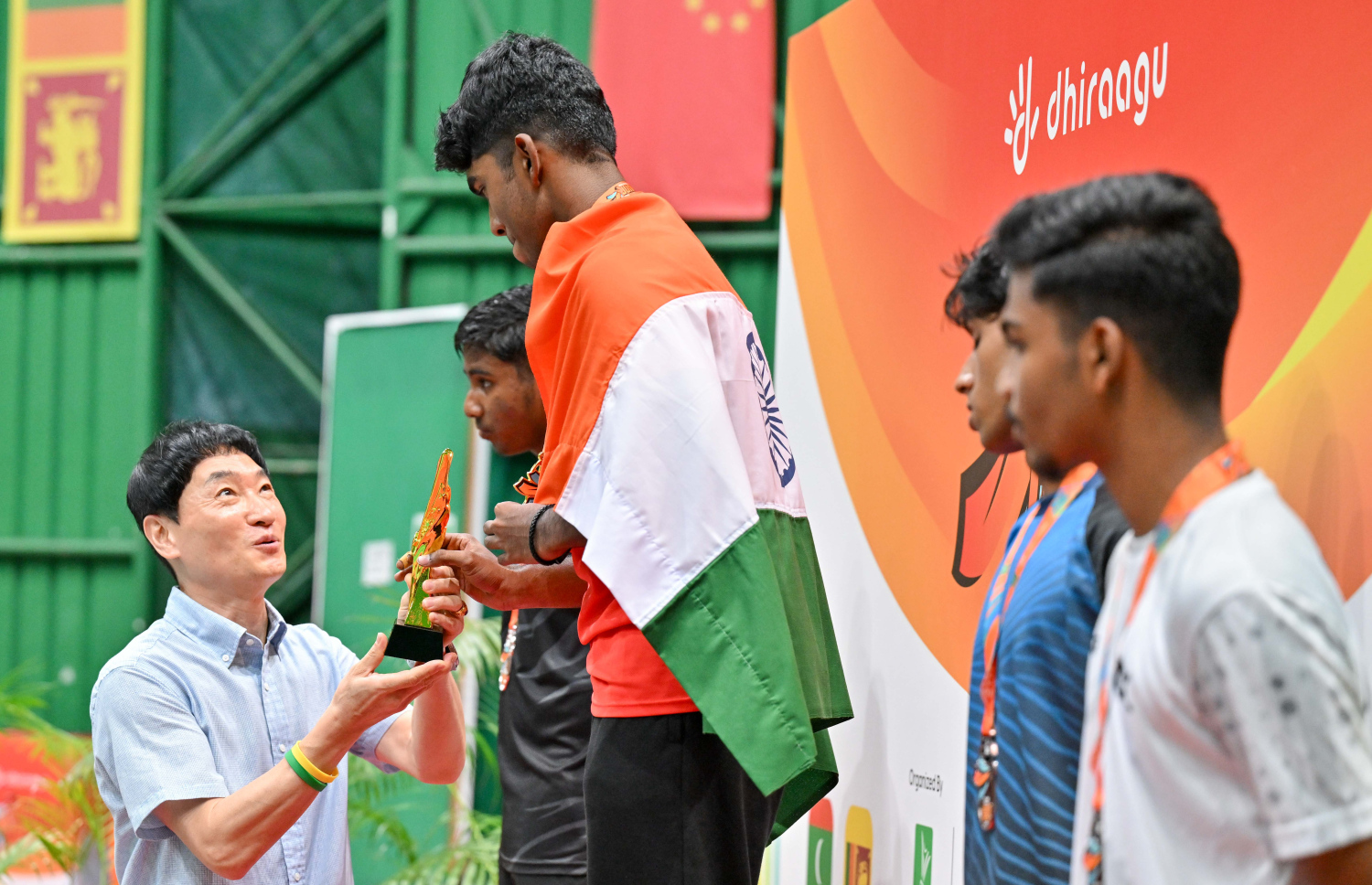 ފިރިހެން ސިންގަލްސްގެ އުމުރުފުރާއަކުން އެއްވަނަ ހޯދި އިންޑިއާ ކުޅުންތެރިޔާއަށް އިނާމު ދެނީ.-- ފޮޓޯ: ރައީސް އޮފީސް