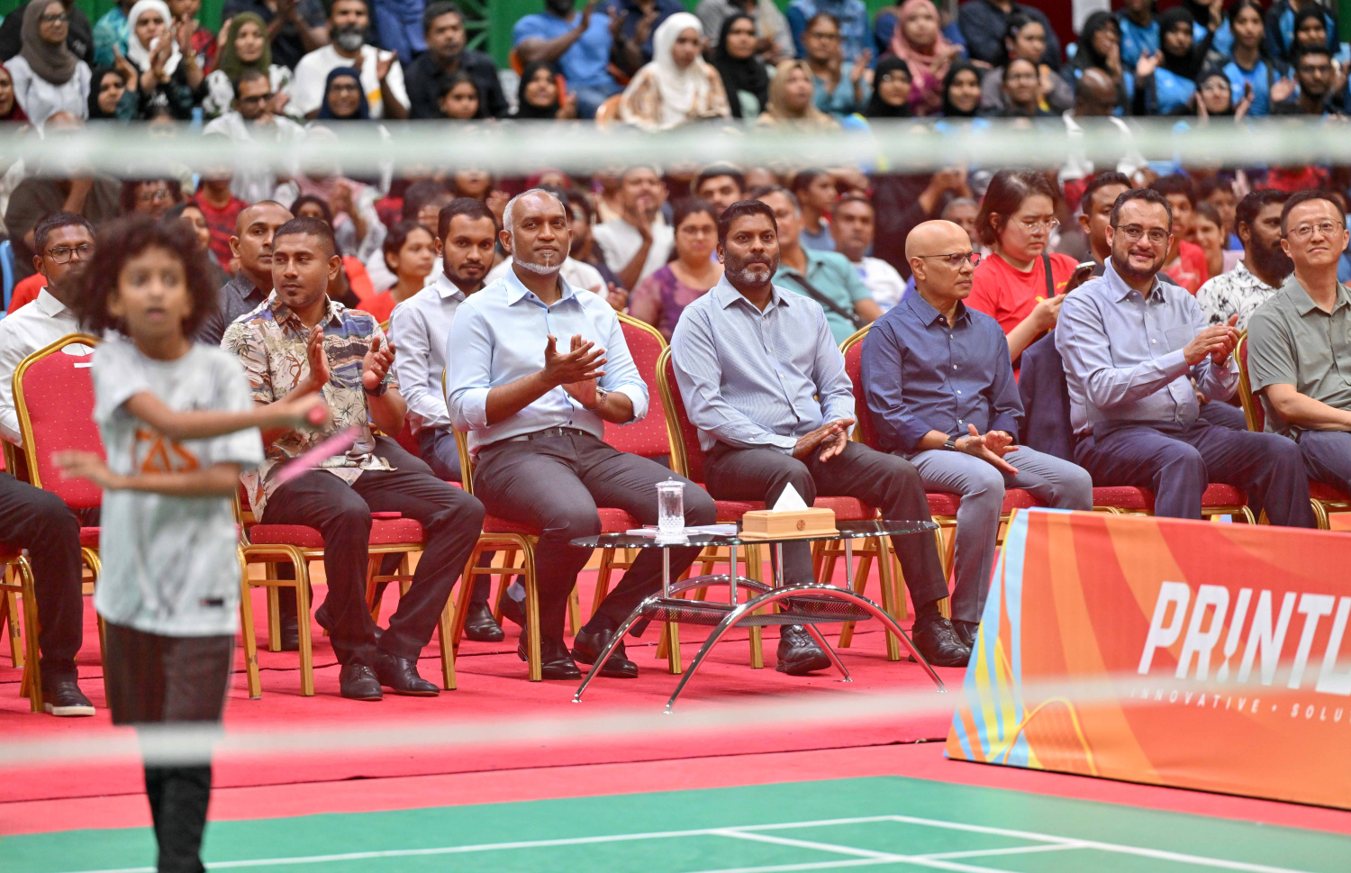 ކުޅިވަރު އެކުވެނި، ބެޑްމިންޓަން ހޯލްގައި ކުރިއަށް ގެންދިޔަ "ދިރާގު މޯލްޑިވްސް ޖޫނިއާ އޯޕަން 2025" ބެޑްމިންޓަން މުބާރާތް ރައީސް ބައްލަވާލައްވަނީ .-- ފޮޓޯ: ރައީސް އޮފީސް