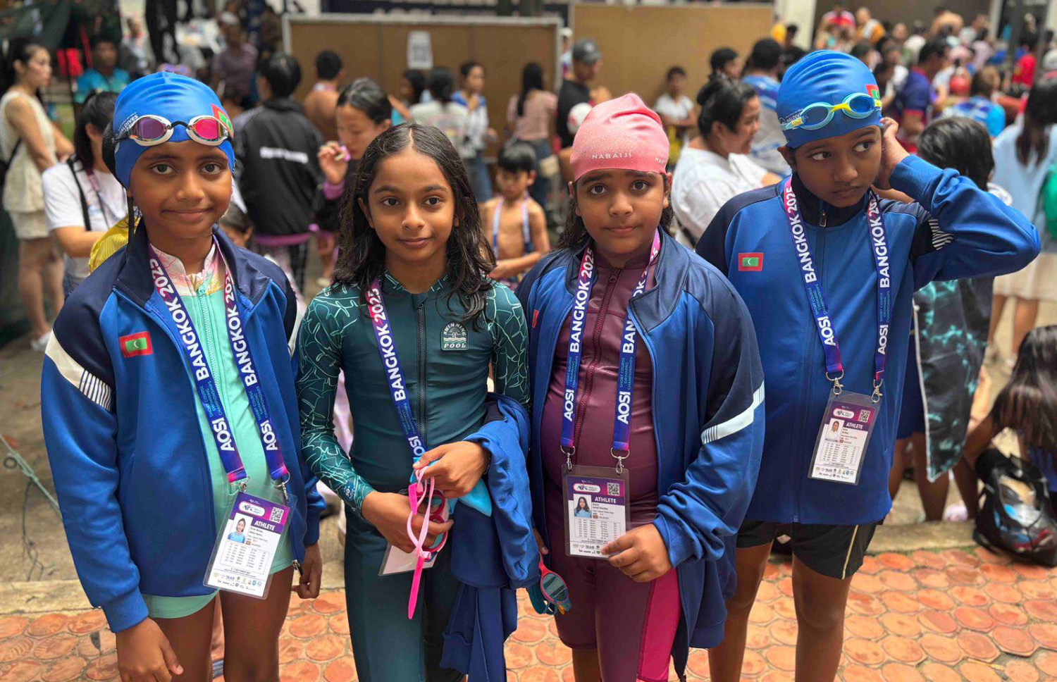 ތައިލެންޑުގެ ބެންކޮކްގައި ބޭއްވި އޭޝިއަން އޯޕަން ސްކޫލް އިންވިޓޭޝަނަލް ޝޯޓްކޯސް މުބާރާތުގައި ރާއްޖޭގެ ނިއު ލެގޫން ސުވިމިން ކްލަބުން ބައިވެރިވި ފެތުންތެރިންތަކެއް ފޮޓޯއަކަށް ތައްޔާރުވެގެން. (ކ-ވ) ކައިނާ، ޒާރާ، ލަޔާލީ އަދި އީޝް)