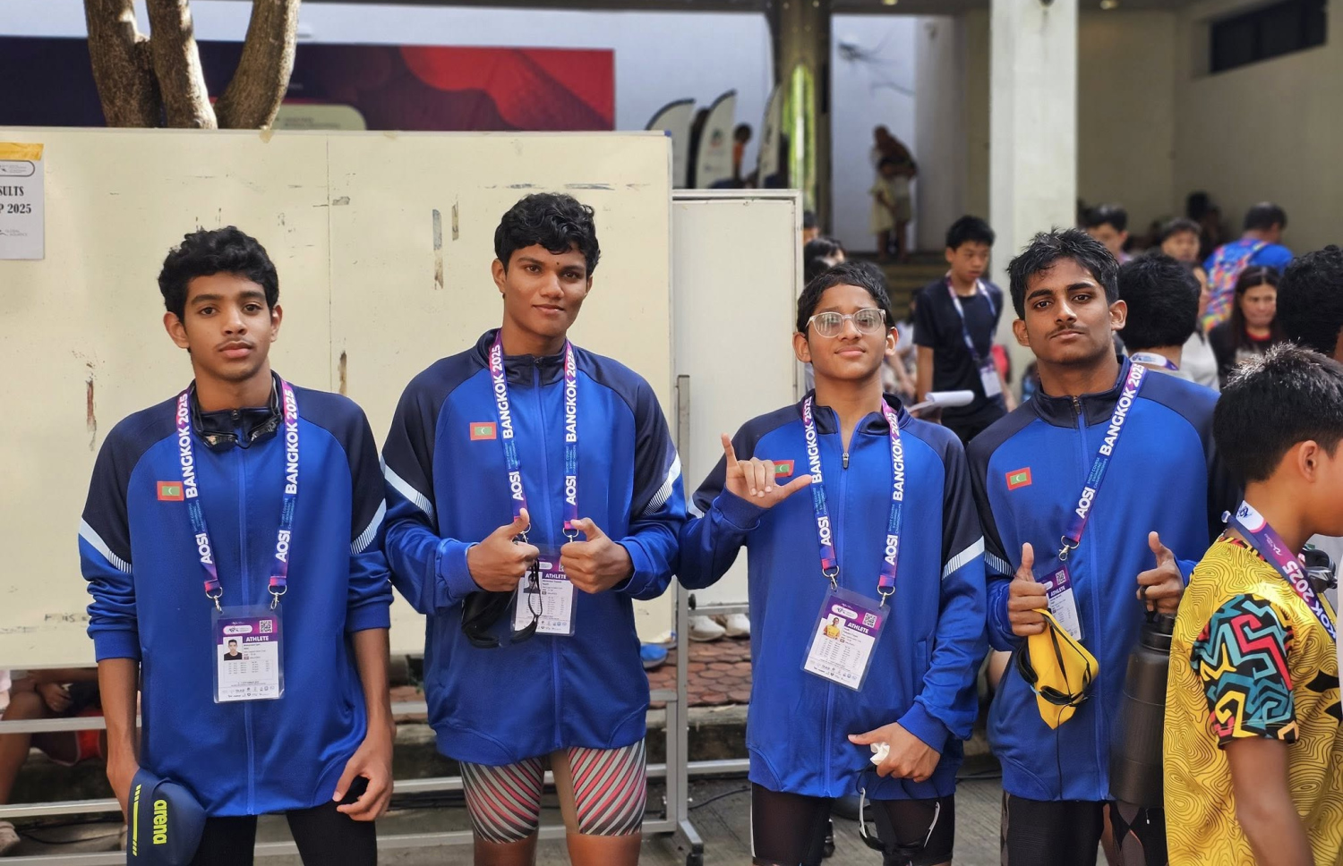 ތައިލެންޑުގެ ބެންކޮކްގައި ބޭއްވި އޭޝިއަން އޯޕަން ސްކޫލް އިންވިޓޭޝަނަލް ޝޯޓްކޯސް މުބާރާތުގައި ބައިވެރިވި ރާއްޖޭގެ ނިއު ލެގޫން ސުވިމިން ކްލަބުގެ ބައެއް ފެތުރުންތެރިން ފޮޓޯއަކަށް ހުއްޓިގެން.