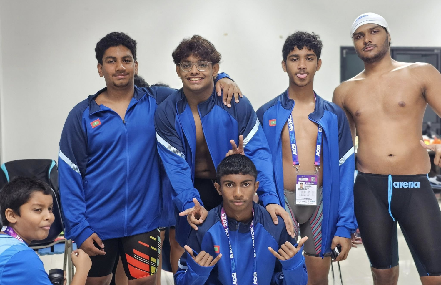 ތައިލެންޑުގެ ބެންކޮކްގައި ބޭއްވި އޭޝިއަން އޯޕަން ސްކޫލް އިންވިޓޭޝަނަލް ޝޯޓްކޯސް މުބާރާތުގައި ބައިވެރިވި ރާއްޖޭގެ ނިއު ލެގޫން ސުވިމިން ކްލަބުގެ ބައެއް ފެތުރުންތެރިން ފޮޓޯއަކަށް ހުއްޓިގެން.