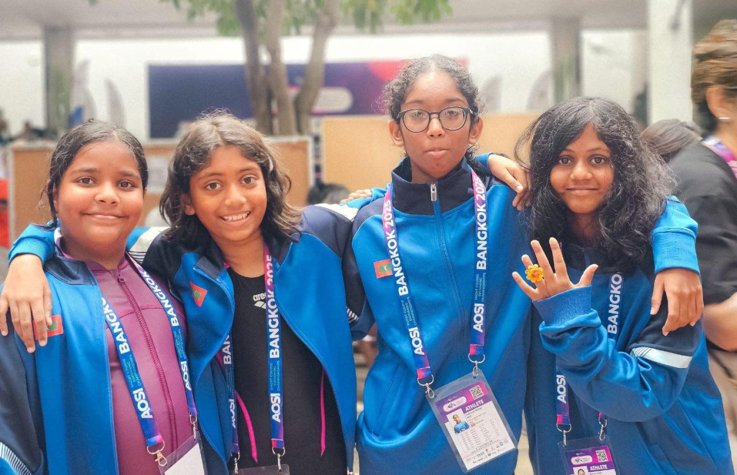 ތައިލެންޑުގެ ބެންކޮކްގައި ބޭއްވި އޭޝިއަން އޯޕަން ސްކޫލް އިންވިޓޭޝަނަލް ޝޯޓްކޯސް މުބާރާތުގައި ރާއްޖޭގެ ނިއު ލެގޫން ސުވިމިން ކްލަބުގެ ގާލްސް ޖޫނިއާ ރިލޭ ޓީމުގެ ފެތުންތެރިން ފޮޓޯއަކަށް ތައްޔާރު ވެގެން.