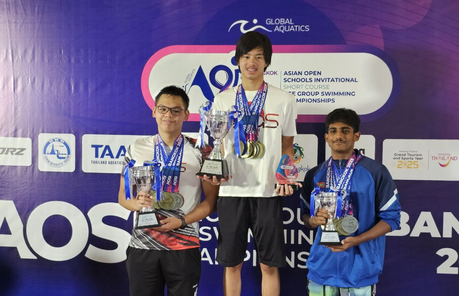 ތައިލެންޑުގެ ބެންކޮކްގައި ބޭއްވި އޭޝިއަން އޯޕަން ސްކޫލް އިންވިޓޭޝަނަލް ޝޯޓްކޯސްގައި މުޅި މުބާރާތުން ތިން ވަނަ އަށް ހޮވުނު ރާއްޖޭގެ ނިއު ލެގޫންގެ ފެތުންތެރިޔާ މައާދު ތައްޓާ އެކު ފޮޓޯއެއް ނަގަނީ.