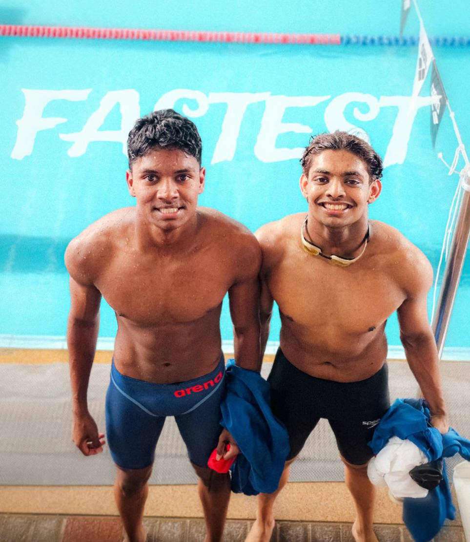 ތައިލެންޑުގެ ބެންކޮކްގައި ބޭއްވި އޭޝިއަން އޯޕަން ސްކޫލް އިންވިޓޭޝަނަލް ޝޯޓްކޯސް މުބާރާތުގައި ބަިއވެރިވި ރާއްޖޭގެ ނިއު ލެގޫންގެ ޓީމުން 100 މީޓަރުގެ ބްރެސްޓްސްޓްރޯކްގައި ބައިވެރިވި އިޒްޔާން (ކ) އަދި ލޫތު ފޮޓޯއަކަށް ހުއްޓިގެން: އިޒްޔާން ވަނީ އޭނާގެ 200 މީޓަރު ރެކޯޑް އާކޮށްފައި އަދި ލޫތު ވަނީ އޭނާގެ 100 މީޓަރުގެ ރެކޯޑް އާކޮށްފައި.