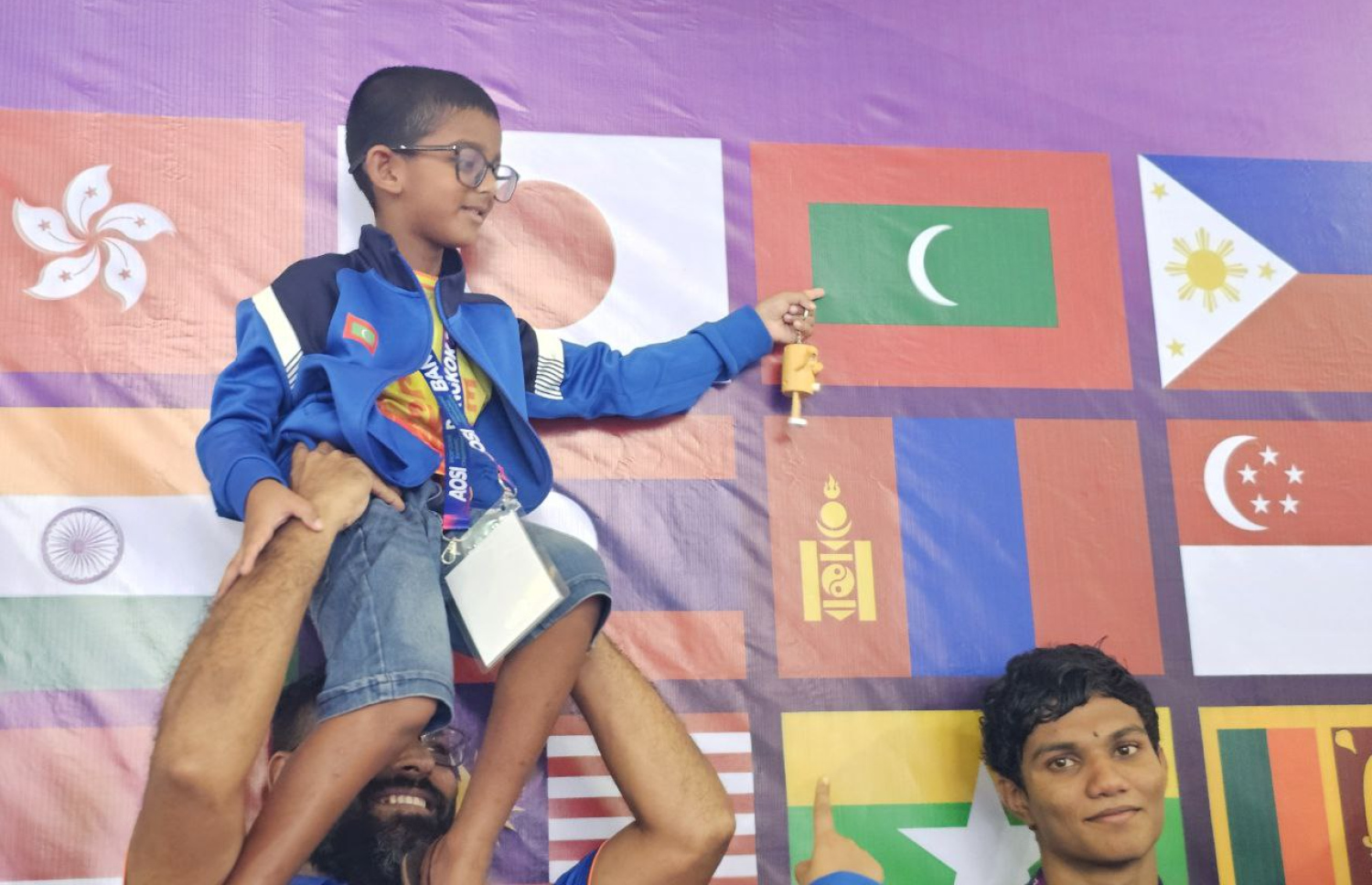 ތައިލެންޑުގެ ވެރިރަށް ބެންކޮކްގައި ބޭއްވި އޭޝިއަން އޯޕަން ސްކޫލް އިންވިޓޭޝަނަލް ޝޯޓްކޯސް މުބާރާތުގައި އުމުރުން ހަތް އަހަރުން ދަށުގެ ބައިގައި ރާއްޖޭގެ ނިއު ލެގޫންގެ ފަރާތުން ބައިވެރި މީކާއިލް އުފުލާލައިގެން އުފާފާޅުކުރަނީ.