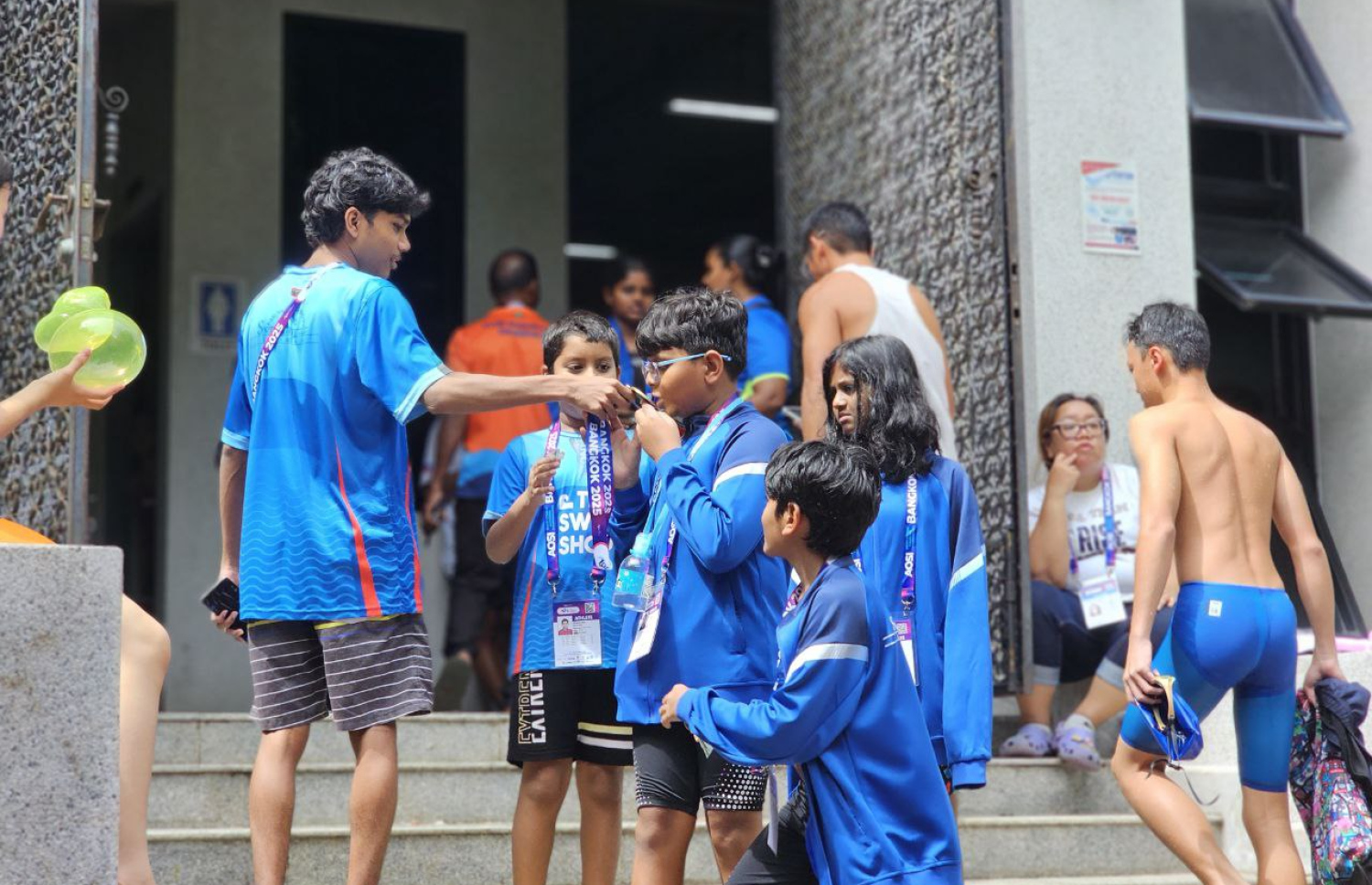 ތައިލެންޑުގެ ވެރިރަށް ބެންކޮކްގައި ބޭއްވި އޭޝިއަން އޯޕަން ސްކޫލް އިންވިޓޭޝަނަލް ޝޯޓްކޯސް މުބާރާތުގައި ބައިވެރިވި ރާއްޖޭގެ ނިއު ލެގޫން ސުވިމިން ކްލަބުގެ ފެތުންތެރިންތަކެއް.