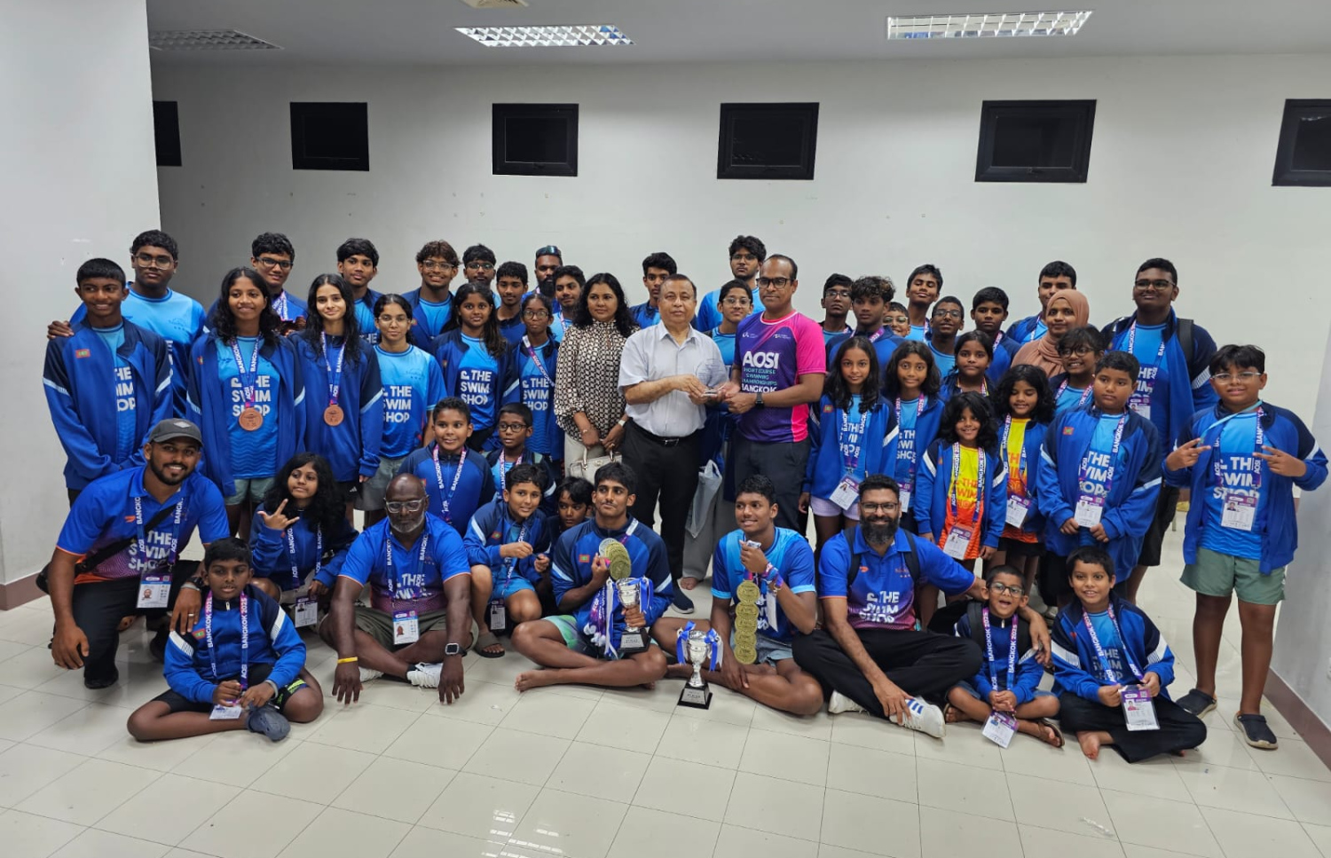 ތައިލެންޑްގައި ބޭއްވި އޭޝިއަން އޯޕަން ސްކޫލް އިންވިޓޭޝަނަލް ޝޯޓްކޯސް މުބާރާތުގައި ވާދަކުރި ނިއު ލެގޫންގެ ފެތުންތެރިނާއި އޮފިޝަލުން، ތައިލެންޑުގައި ހުންނަވާ ދިވެހި ސަފީރު ފުއާދާއި މުބާރާތުގެ ކޯޑިނޭޓަރު ޝާން: އެ ކްލަބުން ވަނީ ޖުމުލަ 37 މެޑަލް ހޯދާފައި.