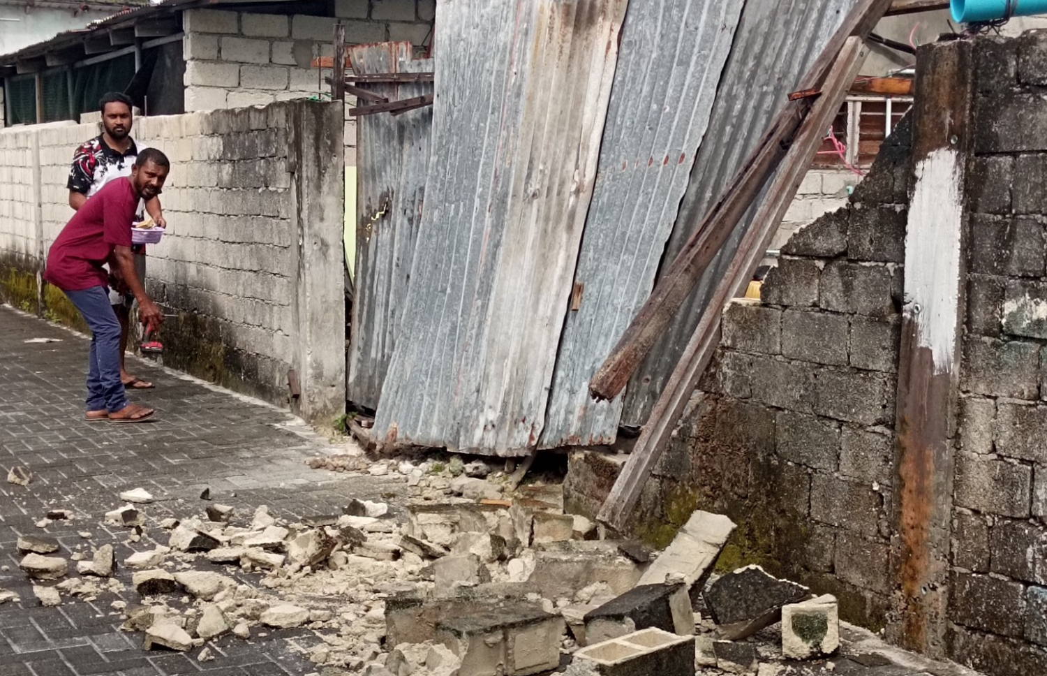 އައްޑޫ މަރަދޫފޭދޫއަށް މިއަދު ހެނދުނު އެރި ނަގޫރޯޅީގައި ގެއެއްގެ ވަށާފާރުން ބައެއް ވެއްޓިފައި. -- ފޮޓޯ: ފޭސްބުކް/މުހައްމަދު އިމްތިޔާޒް