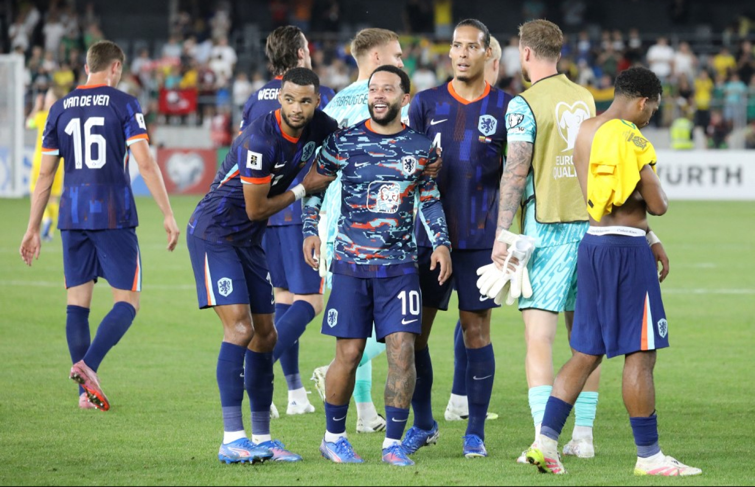 ޑިޕާއި (މ) ރޭގެ މެޗަށް ފަހު ޓީމުގެ ކުޅޫންތެރިންނާ އެކު އުފާފާޅު ކުރަނީ.-- ފޮޓޯ: އޭއެފްޕީ