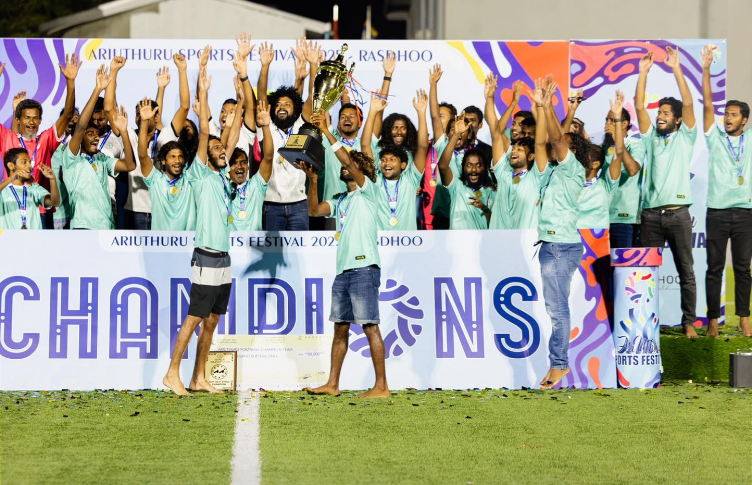 ތޮއްޑޫ ފުޓްބޯޅަ ޓީމުން އުފާފާޅު ކުރަނީ ---  ފޮޓޯ: އއ. އަތޮޅު ކައުންސިލު