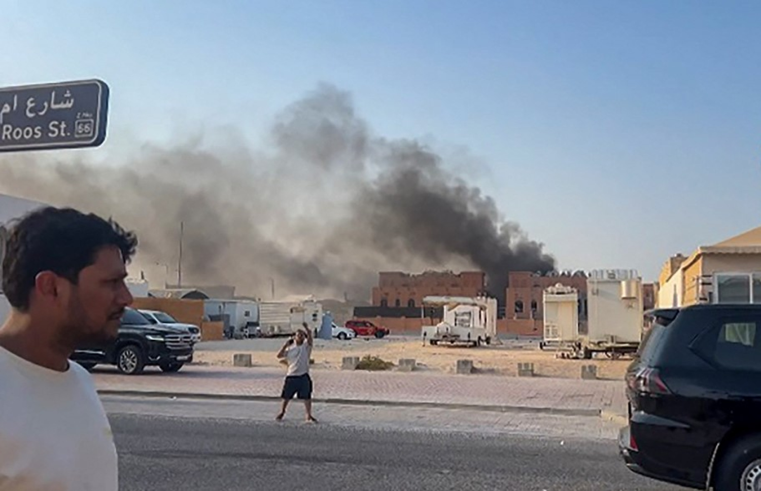 ގަތަރުގެ ވެރިރަށް ދޯހާއަށް އިޒްރޭލުން މިއަދު ދިން ހަމަލާއެއް އަމާޒުވި އިމާރާތަކުން ދުން އަރަނީ. -- ފޮޓޯ: އޭއެފްޕީ