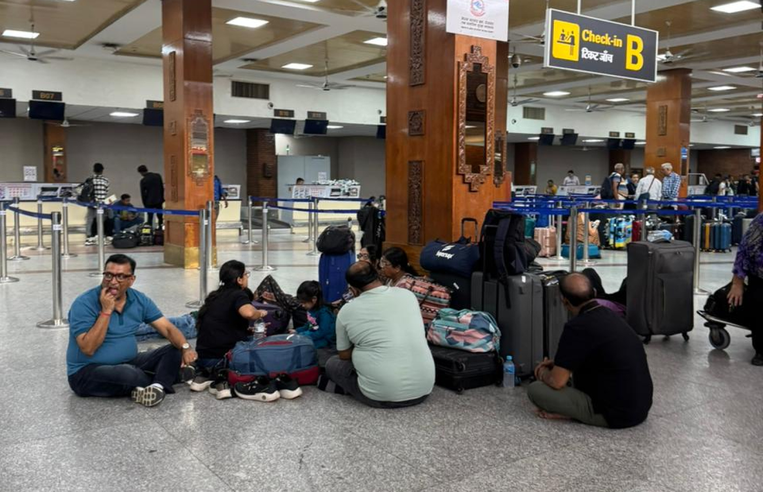 ނޭޕާލްގެ ކަތަމަންޑޫ އެއާޕޯޓުގައި އިއްޔެ ބަޔަކު މަޑުކޮށްލައިގެން.-