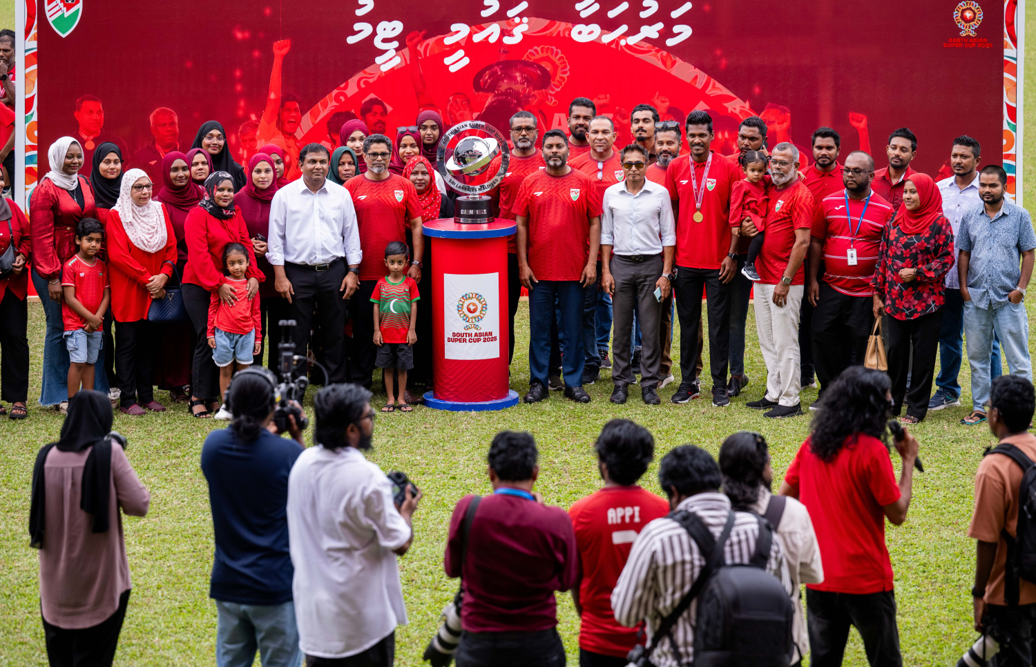 ސްރީ ލަންކާ ފުޓްބޯޅަ ފެޑެރޭޝަނުން އިންތިޒާމުކޮށްގެން އެ ގައުމުގައި ބޭއްވި ސައުތު އޭޝިއަން ސުޕަ ކަޕް ކާމިޔާބުކުރި ރާއްޖޭގެ ގައުމީ ފުޓްބޯޅަ ޓީމަށް މަރުހަބާ ކިޔަން ގަލޮޅު ދަނޑުގައި ބޭއްވި ރަސްމިއްޔާތު.-- ފޮޓޯ: ނިޝާން އަލީ | މިހާރު