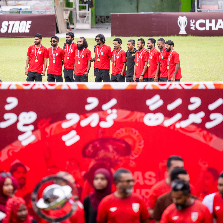 ސްރީ ލަންކާ ފުޓްބޯޅަ ފެޑެރޭޝަނުން އިންތިޒާމުކޮށްގެން އެ ގައުމުގައި ބޭއްވި ސައުތު އޭޝިއަން ސުޕަ ކަޕް ކާމިޔާބުކުރި ރާއްޖޭގެ ގައުމީ ފުޓްބޯޅަ ޓީމަށް މަރުހަބާ ކިޔަން ގަލޮޅު ދަނޑުގައި ބޭއްވި ރަސްމިއްޔާތު.-- ފޮޓޯ: ނިޝާން އަލީ | މިހާރު