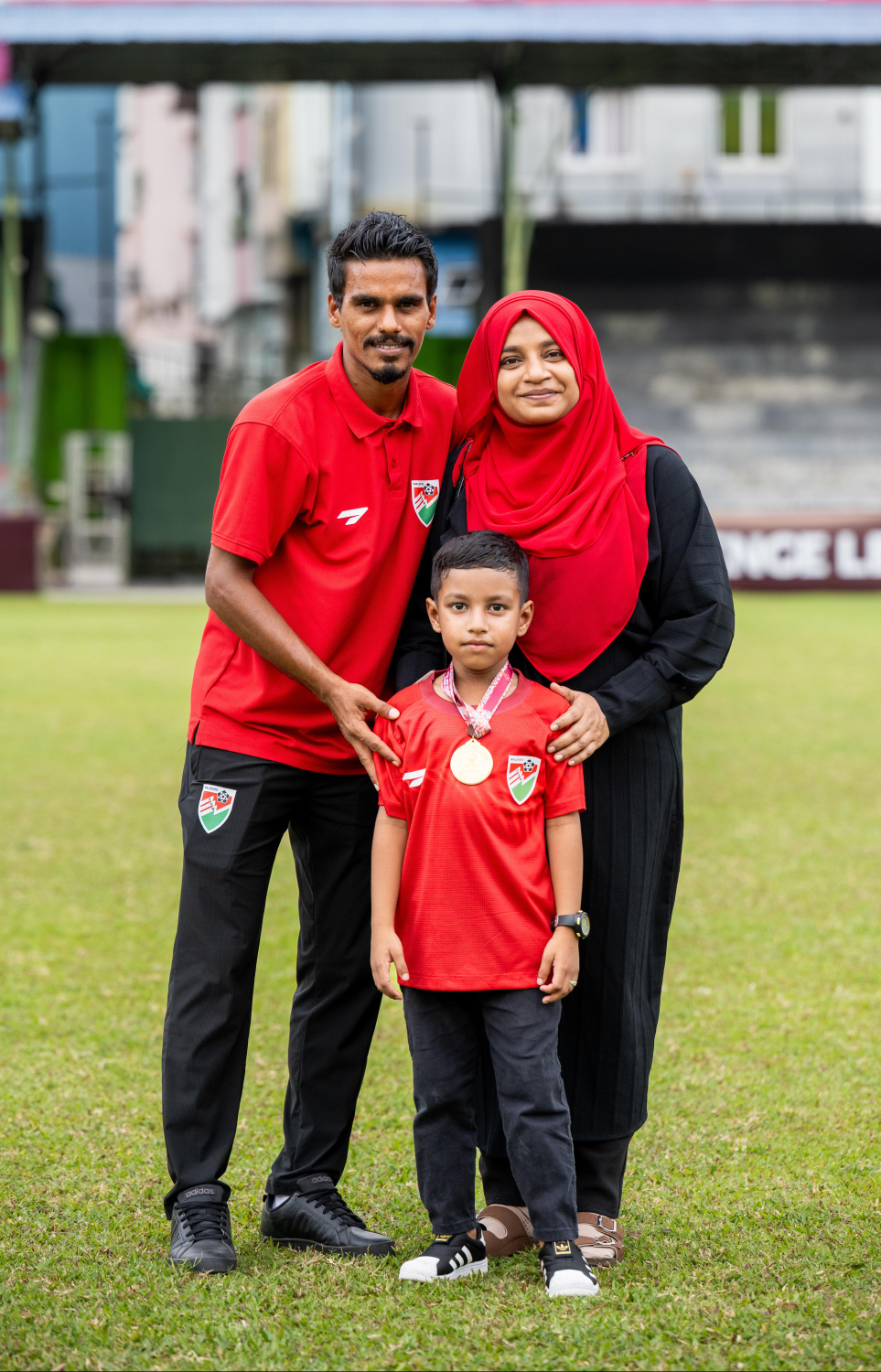 ސްރީ ލަންކާ ފުޓްބޯޅަ ފެޑެރޭޝަނުން އިންތިޒާމުކޮށްގެން އެ ގައުމުގައި ބޭއްވި ސައުތު އޭޝިއަން ސުޕަ ކަޕް ކާމިޔާބުކުރި ރާއްޖޭގެ ގައުމީ ފުޓްބޯޅަ ޓީމަށް މަރުހަބާ ކިޔަން ގަލޮޅު ދަނޑުގައި ބޭއްވި ރަސްމިއްޔާތު.-- ފޮޓޯ: ނިޝާން އަލީ | މިހާރު