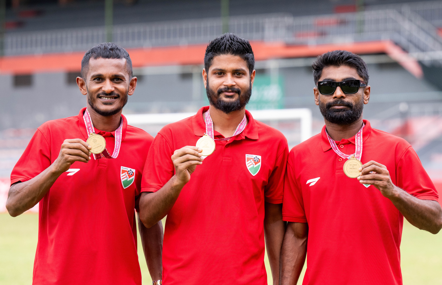 ސްރީ ލަންކާ ފުޓްބޯޅަ ފެޑެރޭޝަނުން އިންތިޒާމުކޮށްގެން އެ ގައުމުގައި ބޭއްވި ސައުތު އޭޝިއަން ސުޕަ ކަޕް ކާމިޔާބުކުރި ރާއްޖޭގެ ގައުމީ ފުޓްބޯޅަ ޓީމަށް މަރުހަބާ ކިޔަން ގަލޮޅު ދަނޑުގައި ބޭއްވި ރަސްމިއްޔާތު.-- ފޮޓޯ: ނިޝާން އަލީ | މިހާރު