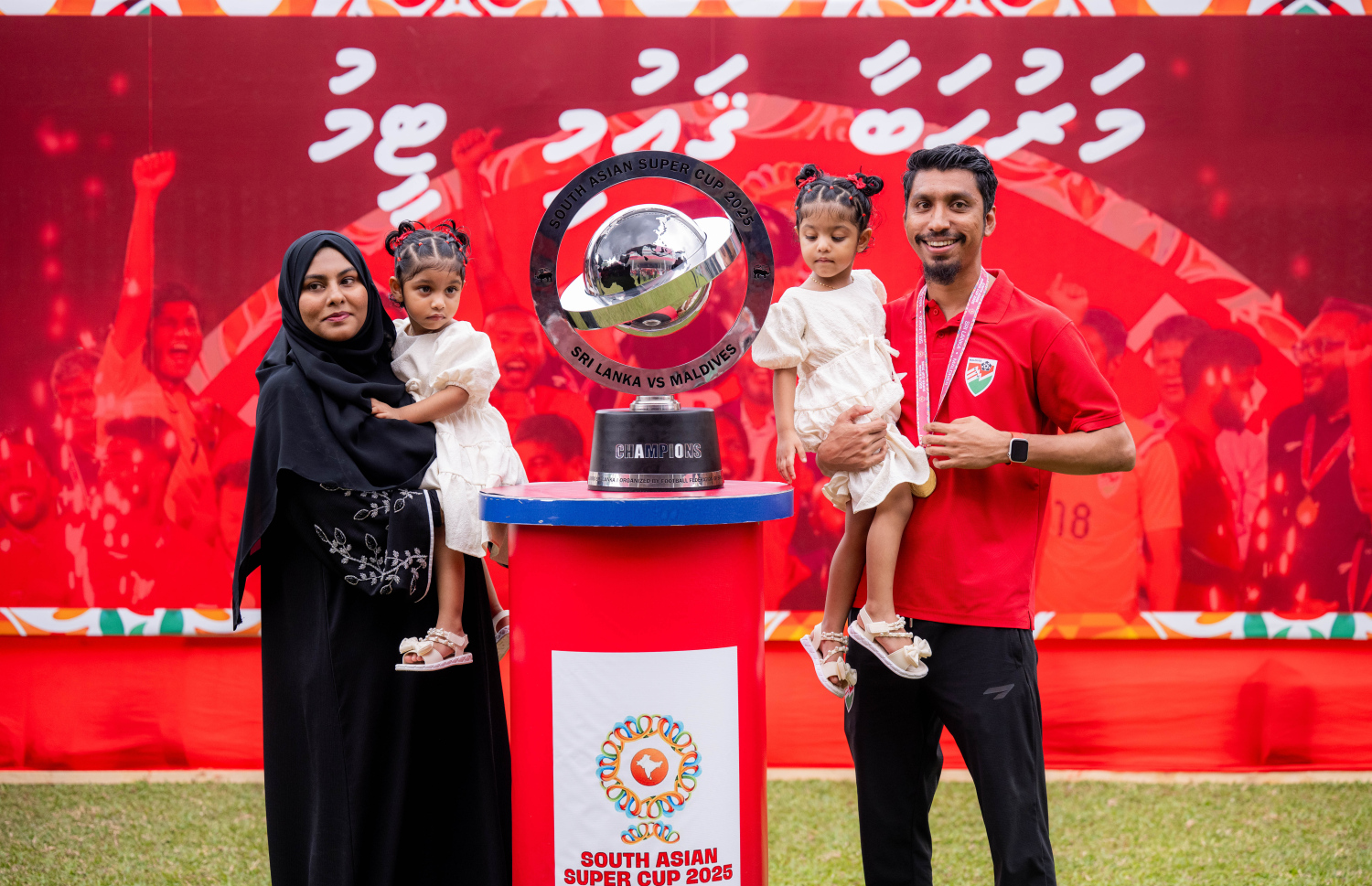 ސްރީ ލަންކާ ފުޓްބޯޅަ ފެޑެރޭޝަނުން އިންތިޒާމުކޮށްގެން އެ ގައުމުގައި ބޭއްވި ސައުތު އޭޝިއަން ސުޕަ ކަޕް ކާމިޔާބުކުރި ރާއްޖޭގެ ގައުމީ ފުޓްބޯޅަ ޓީމަށް މަރުހަބާ ކިޔަން ގަލޮޅު ދަނޑުގައި ބޭއްވި ރަސްމިއްޔާތު.-- ފޮޓޯ: ނިޝާން އަލީ | މިހާރު