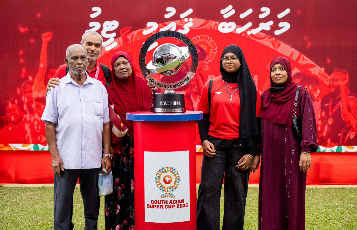 ސްރީ ލަންކާ ފުޓްބޯޅަ ފެޑެރޭޝަނުން އިންތިޒާމުކޮށްގެން އެ ގައުމުގައި ބޭއްވި ސައުތު އޭޝިއަން ސުޕަ ކަޕް ކާމިޔާބުކުރި ރާއްޖޭގެ ގައުމީ ފުޓްބޯޅަ ޓީމަށް މަރުހަބާ ކިޔަން ގަލޮޅު ދަނޑުގައި ބޭއްވި ރަސްމިއްޔާތު.-- ފޮޓޯ: ނިޝާން އަލީ | މިހާރު