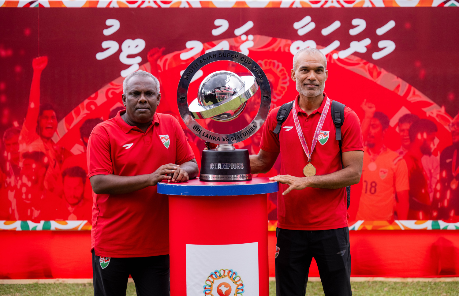 ސްރީ ލަންކާ ފުޓްބޯޅަ ފެޑެރޭޝަނުން އިންތިޒާމުކޮށްގެން އެ ގައުމުގައި ބޭއްވި ސައުތު އޭޝިއަން ސުޕަ ކަޕް ކާމިޔާބުކުރި ރާއްޖޭގެ ގައުމީ ފުޓްބޯޅަ ޓީމަށް މަރުހަބާ ކިޔަން ގަލޮޅު ދަނޑުގައި ބޭއްވި ރަސްމިއްޔާތު.-- ފޮޓޯ: ނިޝާން އަލީ | މިހާރު