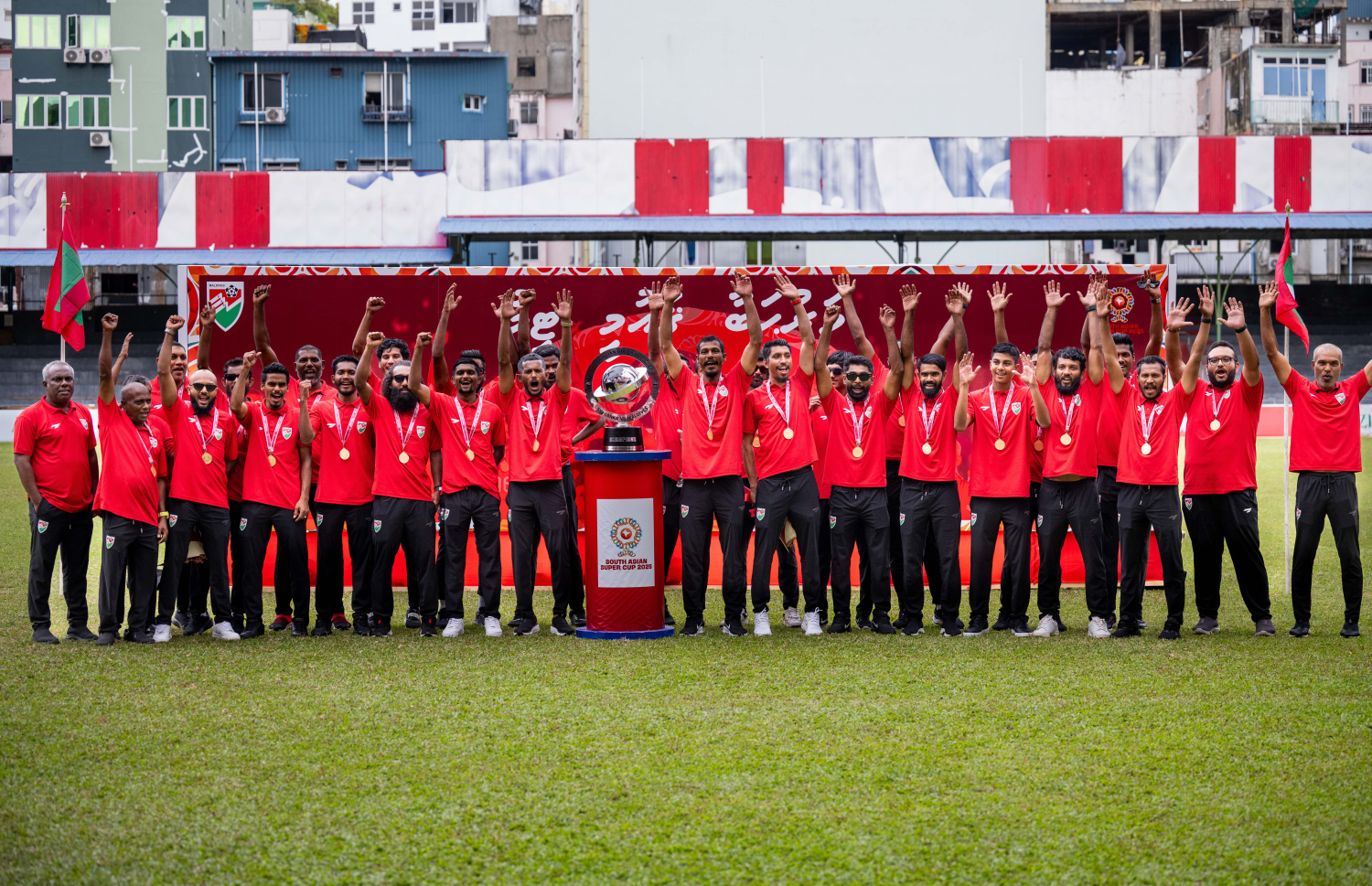 ސްރީ ލަންކާ ފުޓްބޯޅަ ފެޑެރޭޝަނުން އިންތިޒާމުކޮށްގެން އެ ގައުމުގައި ބޭއްވި ސައުތު އޭޝިއަން ސުޕަ ކަޕް ކާމިޔާބުކުރި ރާއްޖޭގެ ގައުމީ ފުޓްބޯޅަ ޓީމަށް މަރުހަބާ ކިޔަން ގަލޮޅު ދަނޑުގައި ބޭއްވި ރަސްމިއްޔާތު.-- ފޮޓޯ: ނިޝާން އަލީ | މިހާރު