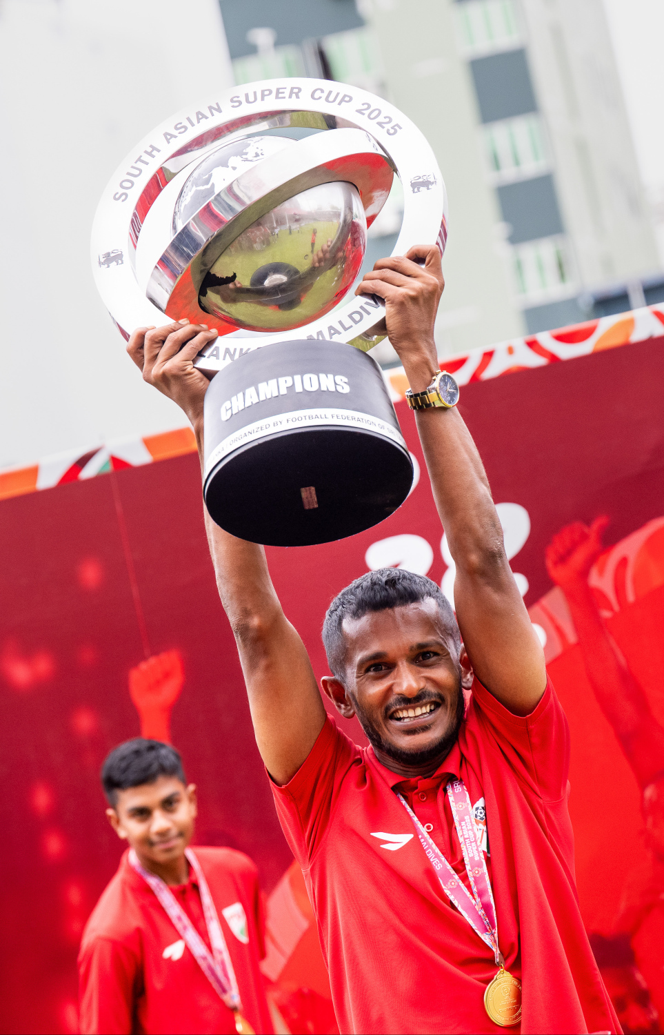 ސްރީ ލަންކާ ފުޓްބޯޅަ ފެޑެރޭޝަނުން އިންތިޒާމުކޮށްގެން އެ ގައުމުގައި ބޭއްވި ސައުތު އޭޝިއަން ސުޕަ ކަޕް ކާމިޔާބުކުރި ރާއްޖޭގެ ގައުމީ ފުޓްބޯޅަ ޓީމަށް މަރުހަބާ ކިޔަން ގަލޮޅު ދަނޑުގައި ބޭއްވި ރަސްމިއްޔާތު.-- ފޮޓޯ: ނިޝާން އަލީ | މިހާރު