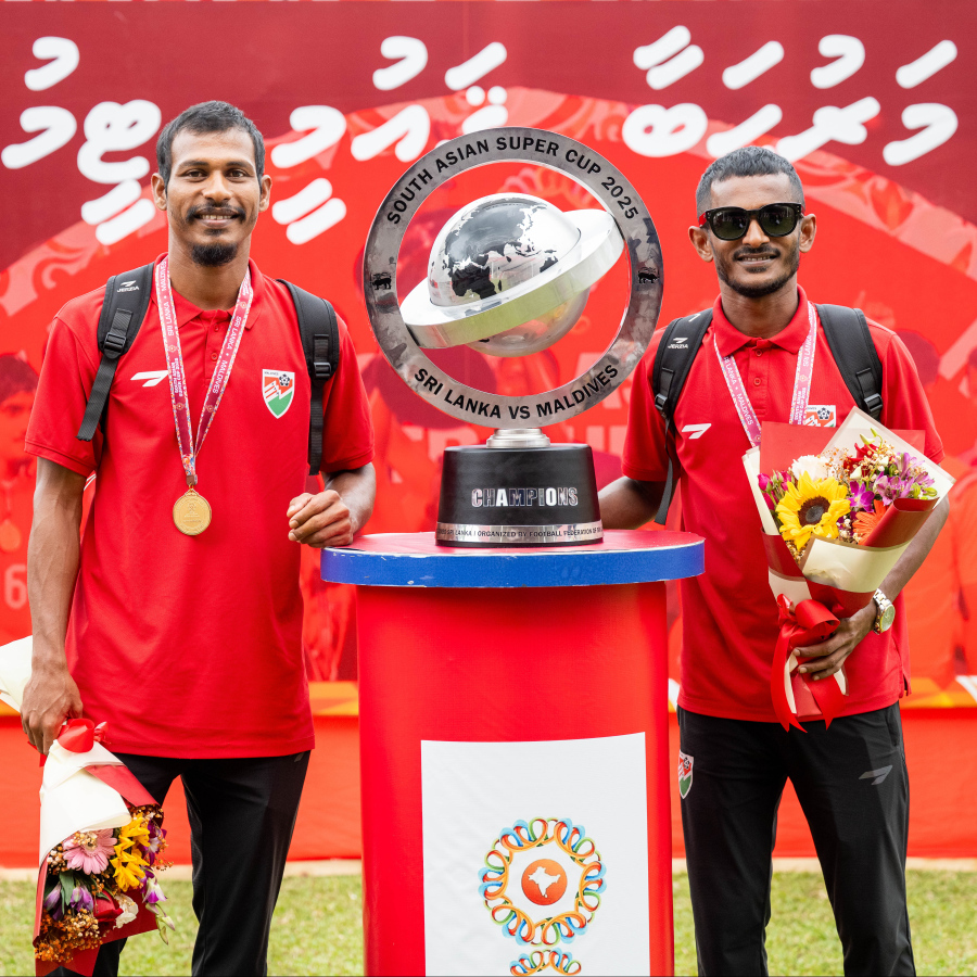 ސްރީ ލަންކާ ފުޓްބޯޅަ ފެޑެރޭޝަނުން އިންތިޒާމުކޮށްގެން އެ ގައުމުގައި ބޭއްވި ސައުތު އޭޝިއަން ސުޕަ ކަޕް ކާމިޔާބުކުރި ރާއްޖޭގެ ގައުމީ ފުޓްބޯޅަ ޓީމަށް މަރުހަބާ ކިޔަން ގަލޮޅު ދަނޑުގައި ބޭއްވި ރަސްމިއްޔާތު.-- ފޮޓޯ: ނިޝާން އަލީ | މިހާރު