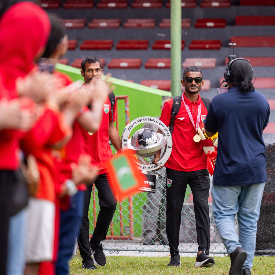 ސްރީ ލަންކާ ފުޓްބޯޅަ ފެޑެރޭޝަނުން އިންތިޒާމުކޮށްގެން އެ ގައުމުގައި ބޭއްވި ސައުތު އޭޝިއަން ސުޕަ ކަޕް ކާމިޔާބުކުރި ރާއްޖޭގެ ގައުމީ ފުޓްބޯޅަ ޓީމަށް މަރުހަބާ ކިޔަން ގަލޮޅު ދަނޑުގައި ބޭއްވި ރަސްމިއްޔާތު.-- ފޮޓޯ: ނިޝާން އަލީ | މިހާރު