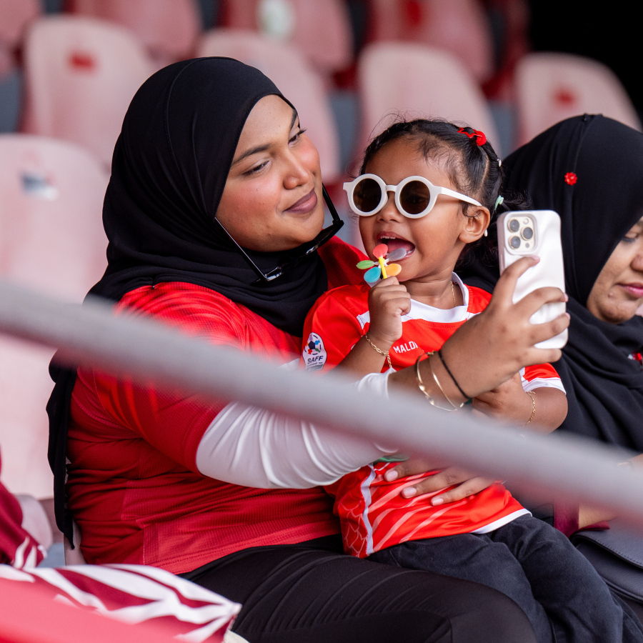 ސްރީ ލަންކާ ފުޓްބޯޅަ ފެޑެރޭޝަނުން އިންތިޒާމުކޮށްގެން އެ ގައުމުގައި ބޭއްވި ސައުތު އޭޝިއަން ސުޕަ ކަޕް ކާމިޔާބުކުރި ރާއްޖޭގެ ގައުމީ ފުޓްބޯޅަ ޓީމަށް މަރުހަބާ ކިޔަން ގަލޮޅު ދަނޑުގައި ބޭއްވި ރަސްމިއްޔާތު.-- ފޮޓޯ: ނިޝާން އަލީ | މިހާރު