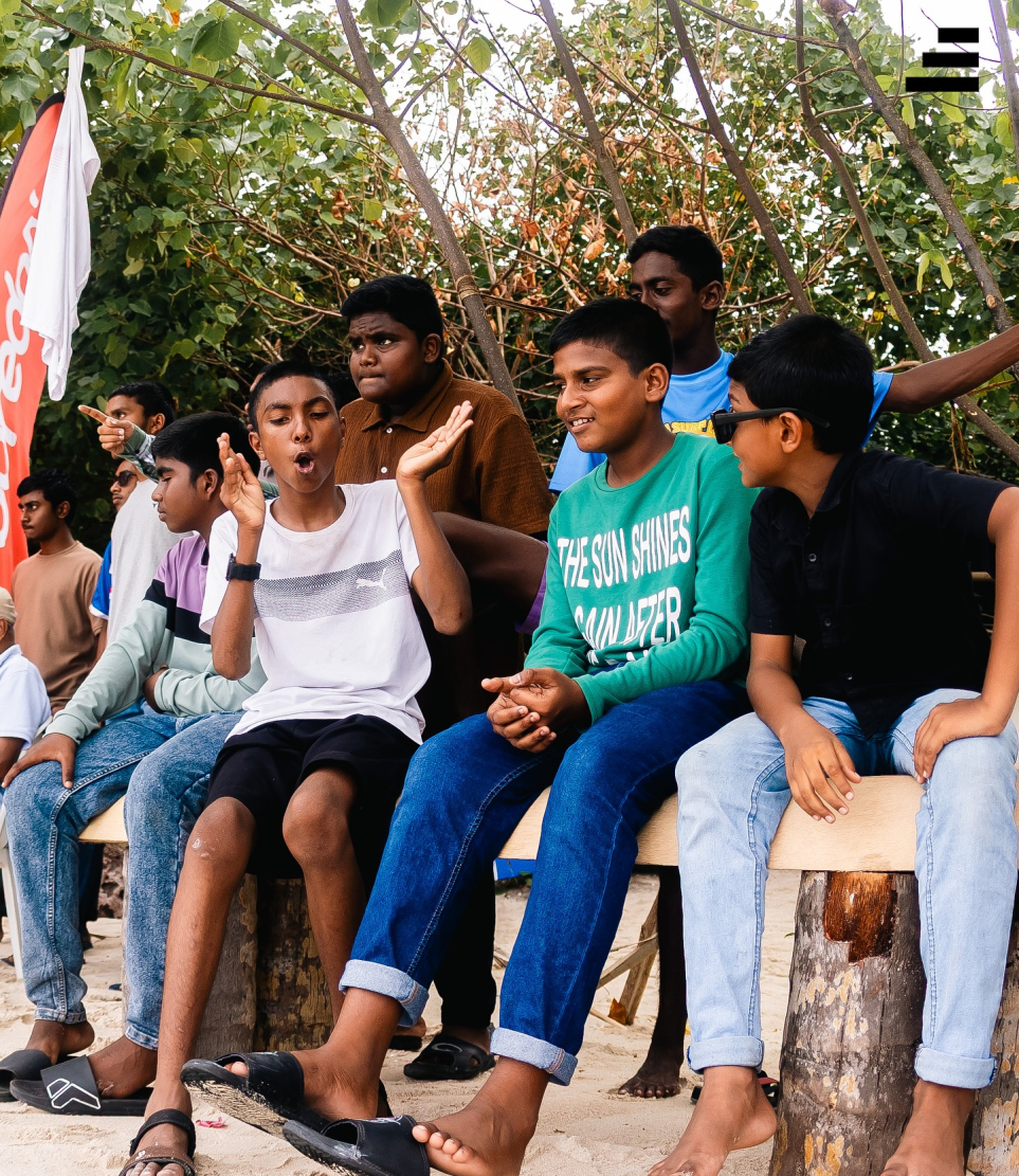 ސަޕޯޓަރުން "ކެރަންޑޫ" މުބާރާތުގައި ވާދަކުރާ އެތުލީޓުންނަށް ތަރުހީބުދެނީ.-- ފޮޓޯ: ސިޑިބަރި/ ޝާބިން