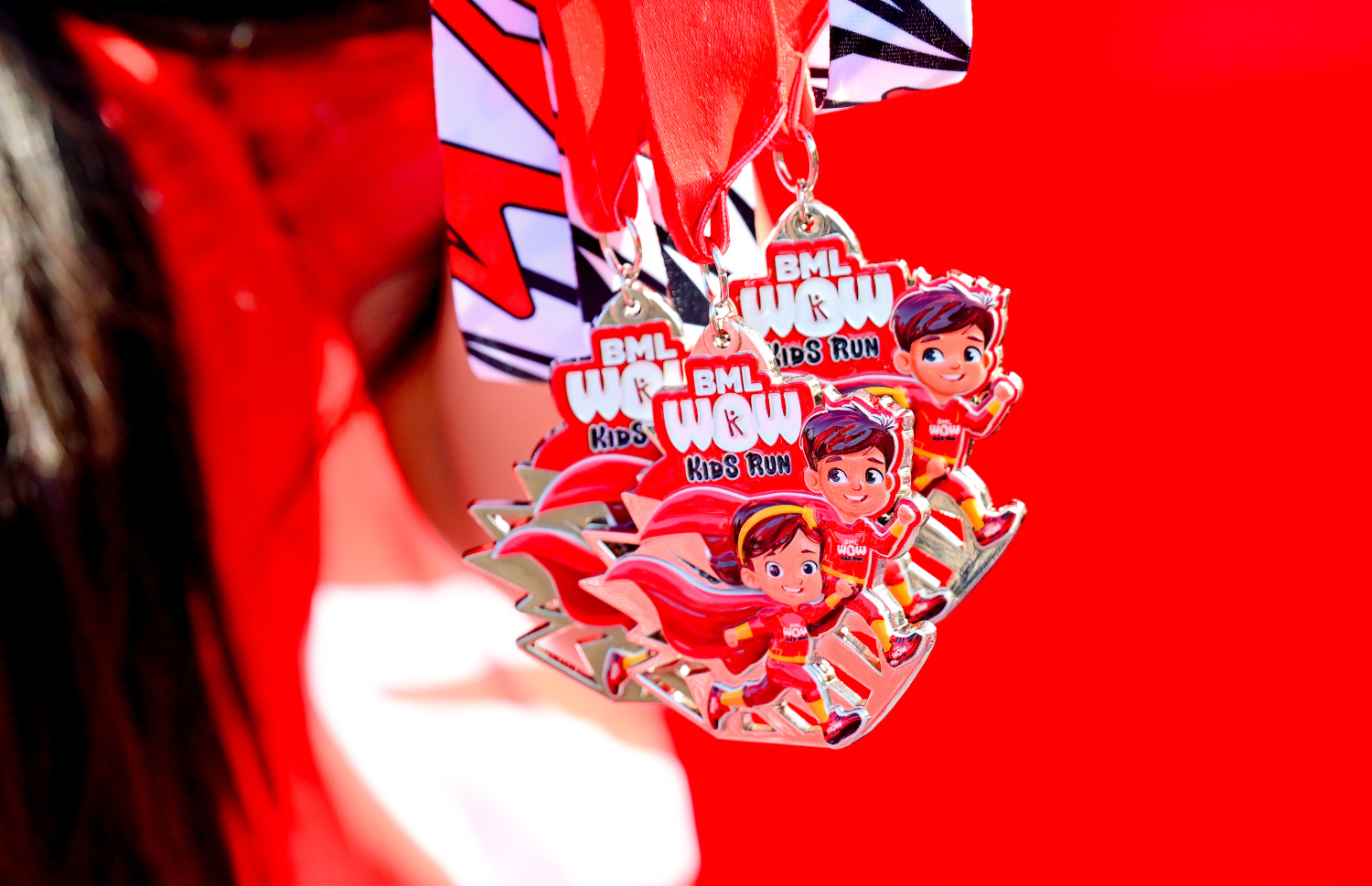 ބީއެމްއެލް އާއި ޓޯޓަލް ފިޓްނަސް ގްރޫޕް (ޓީއެފްޖީ) ގުޅިގެން މިއަދު ހުޅުމާލޭގައި ބޭއްވި ބީއެމްއެލް ވާއު ކިޑްސް ރަންގެ މެޑަލް ދައްކާލަނީ.-- ފޮޓޯ: ނިޝާން އަލީ | މިހާރު