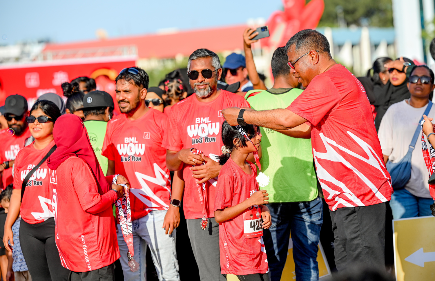 ބީއެމްއެލް އާއި ޓޯޓަލް ފިޓްނަސް ގްރޫޕް (ޓީއެފްޖީ) ގުޅިގެން މިއަދު ހުޅުމާލޭގައި ބޭއްވި ބީއެމްއެލް ވާއު ކިޑްސް ރަންގައި ބައިވެރިވި ދުވުންތެރިއެއްގެ ކަރުގައި އެކުންފުނީގެ ސީއީއޯ މުހައްމަދު ޝަރީފް މެޑަލް އަޅުވަނީ.-- ފޮޓޯ: ނިޝާން އަލީ | މިހާރު