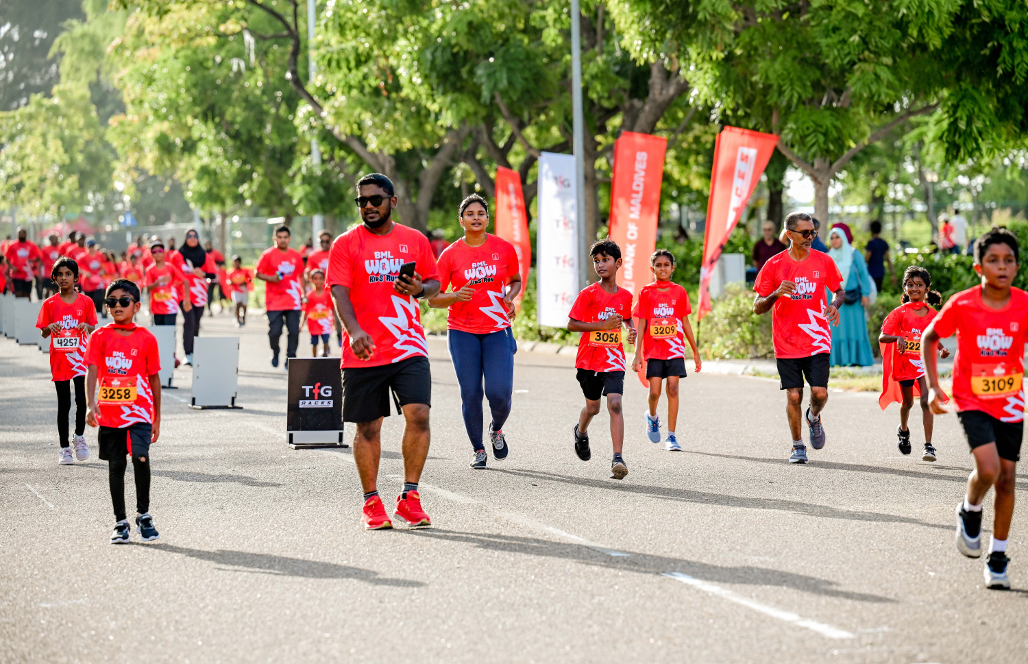 ބީއެމްއެލް އާއި ޓޯޓަލް ފިޓްނަސް ގްރޫޕް (ޓީއެފްޖީ) ގުޅިގެން މިއަދު ހުޅުމާލޭގައި ބޭއްވި ބީއެމްއެލް ވާއު ކިޑްސް ރަންގައި ބައިވެރިވި ދުވުންތެރިން.-- ފޮޓޯ: ނިޝާން އަލީ | މިހާރު