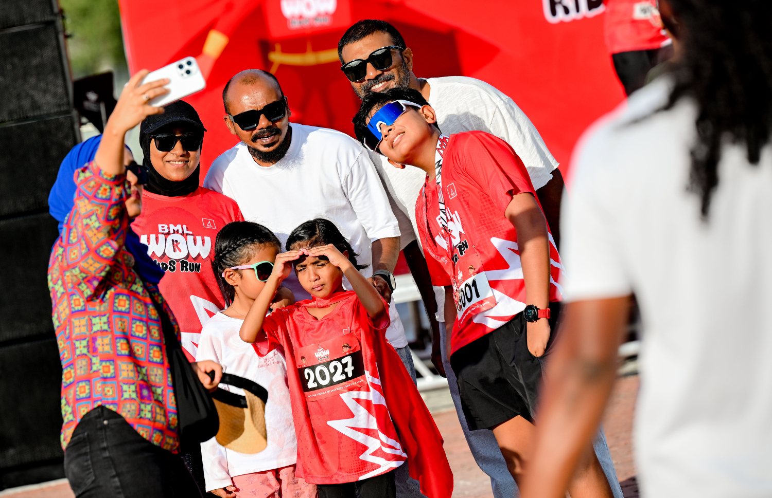 ބީއެމްއެލް އާއި ޓޯޓަލް ފިޓްނަސް ގްރޫޕް (ޓީއެފްޖީ) ގުޅިގެން މިއަދު ހުޅުމާލޭގައި ބޭއްވި ބީއެމްއެލް ވާއު ކިޑްސް ރަންގައި ބައިވެރިވި ކުދިންނާއިއެކު ބެލެނިވެރިން ފޮޓޯ ނަގަނީ.-- ފޮޓޯ: ނިޝާން އަލީ | މިހާރު