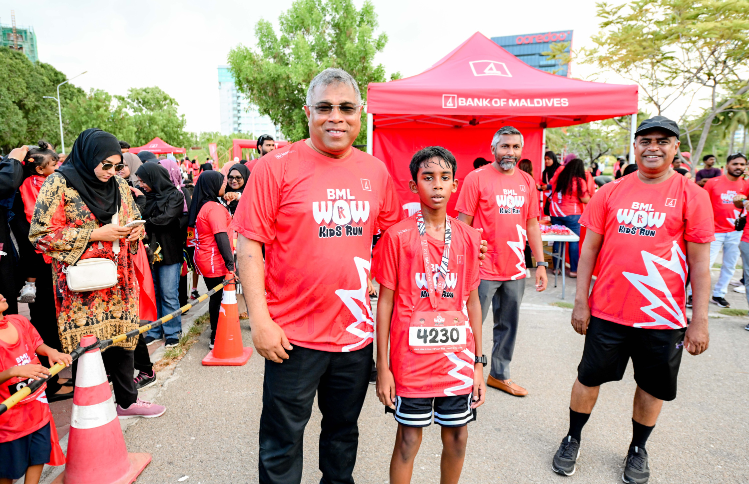 ބީއެމްއެލް އާއި ޓޯޓަލް ފިޓްނަސް ގްރޫޕް (ޓީއެފްޖީ) ގުޅިގެން މިއަދު ހުޅުމާލޭގައި ބޭއްވި ބީއެމްއެލް ވާއު ކިޑްސް ރަންގައި ބައިވެރިވި ދުވުންތެރިއެއްގެ ކަރުގައި އެކުންފުނީގެ ސީއީއޯ މުހައްމަދު ޝަރީފް މެޑަލް އަޅުވަނީ.-- ފޮޓޯ: ނިޝާން އަލީ | މިހާރު