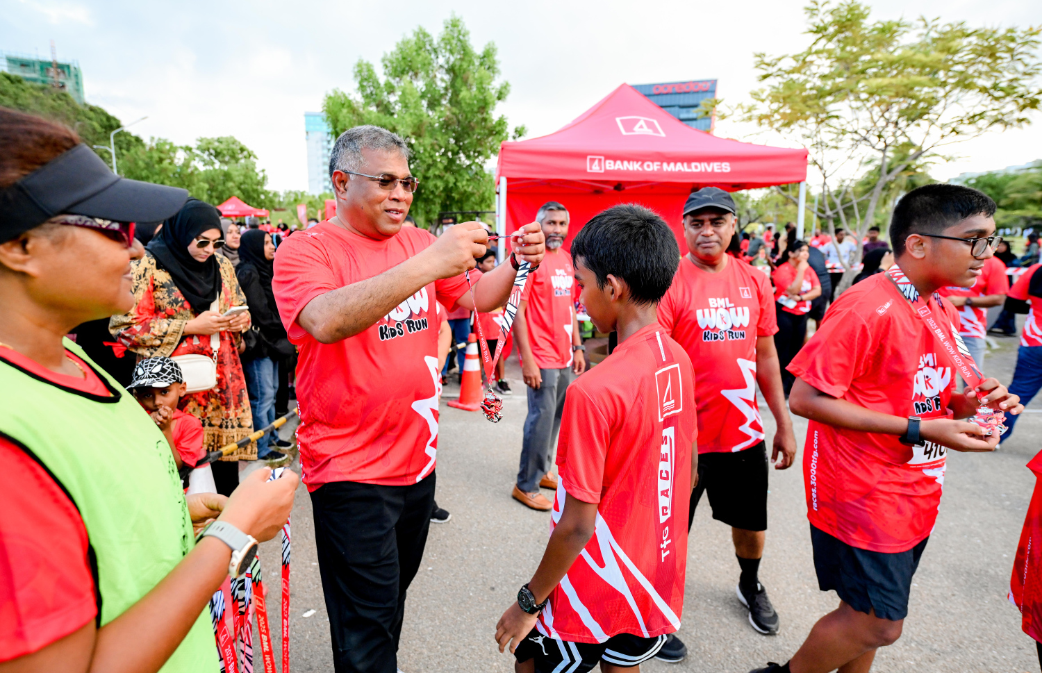 ބީއެމްއެލް އާއި ޓޯޓަލް ފިޓްނަސް ގްރޫޕް (ޓީއެފްޖީ) ގުޅިގެން މިއަދު ހުޅުމާލޭގައި ބޭއްވި ބީއެމްއެލް ވާއު ކިޑްސް ރަންގައި ބައިވެރިވި ދުވުންތެރިއެއްގެ ކަރުގައި އެކުންފުނީގެ ސީއީއޯ މުހައްމަދު ޝަރީފް މެޑަލް އަޅުވަނީ.-- ފޮޓޯ: ނިޝާން އަލީ | މިހާރު