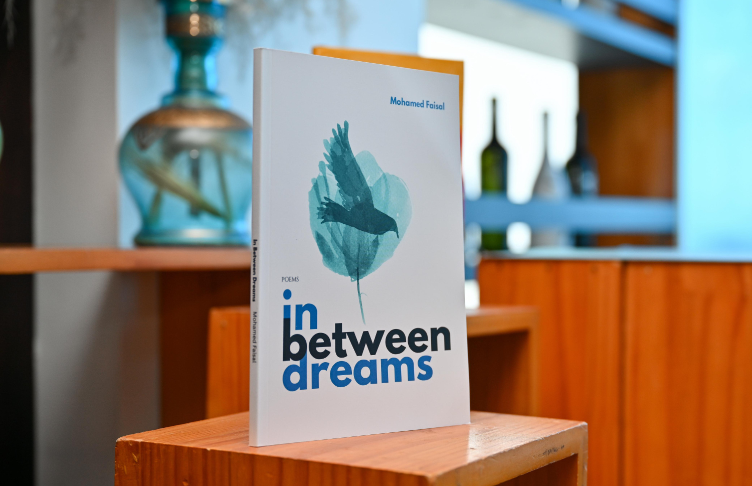 ފައިސަލްގެ ޅެން ފޮތް. -- ފޮޓޯ: ފަޔާޒް މޫސާ/ މިހާރު