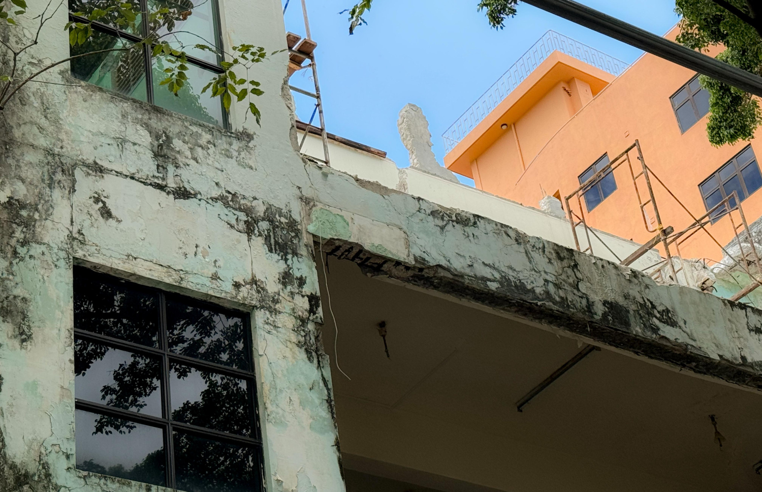 ފާރުން ބައެއް ބެއްޓި ވެހިކަލްތަކަށް ގެއްލުންވި، އީޑީސީ އިމާރާތް .-- ފޮޓޯ: ނިޝަން އަލީ / މިހާރު