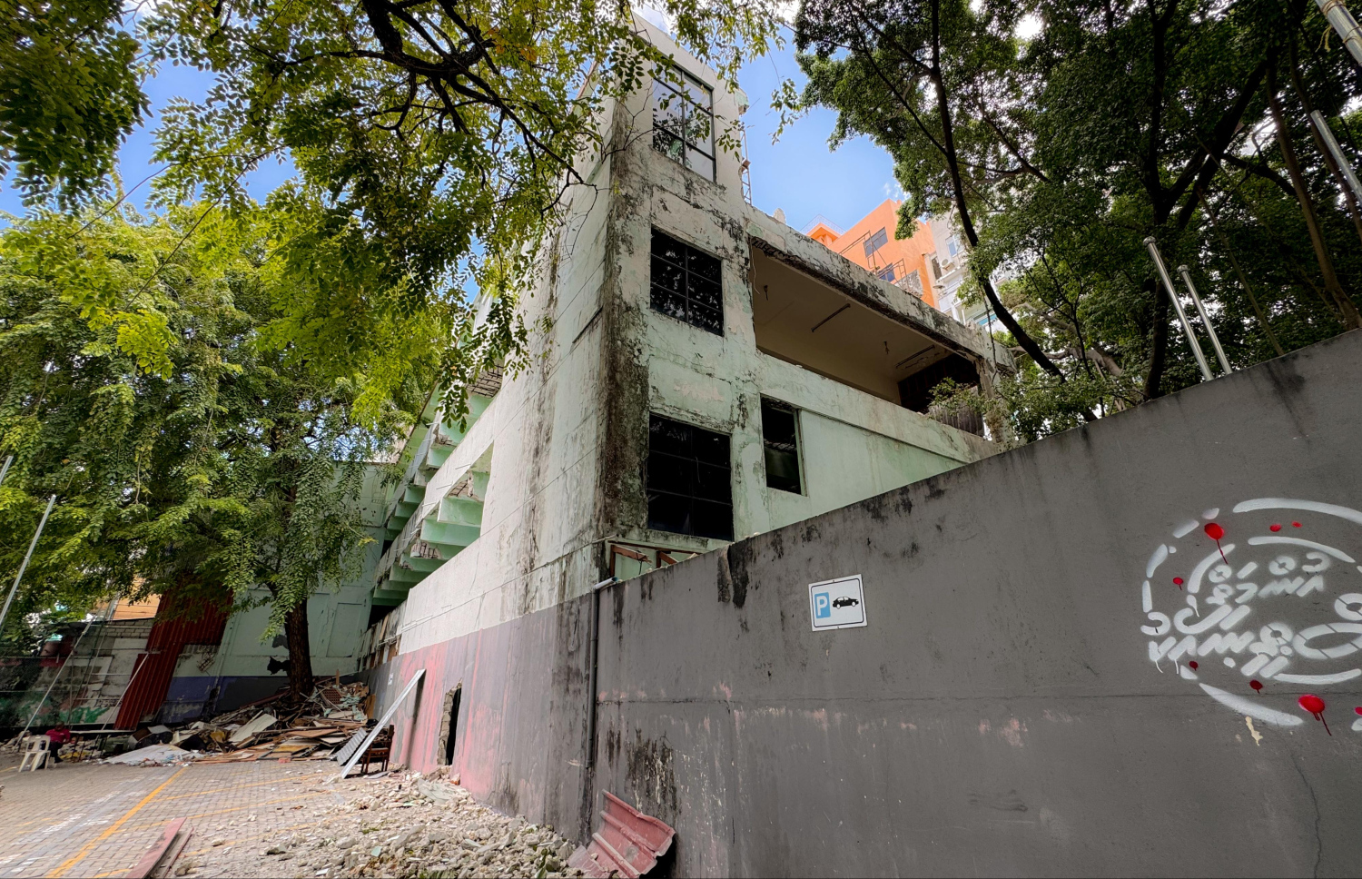 ފާރުން ބައެއް ބެއްޓި ވެހިކަލްތަކަށް ގެއްލުންވި، އީޑީސީ އިމާރާތުން ބައެއް ވެއްޓިފައި.-- ފޮޓޯ: ނިޝަން އަލީ / މިހާރު