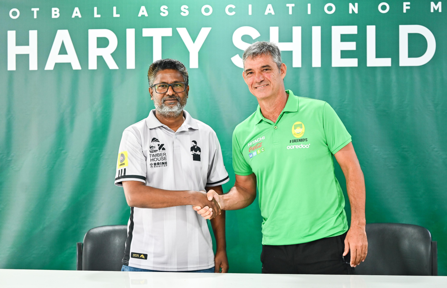 އީގަލްސްގެ ކޯޗު ނިމާދު (ވ) މާޒިޔާގެ ކޯޗު ލުއިސްމާ (ކ) އާ އެކު: މާޒިޔާއިން ކުރި މަސައްކަތަށް ނިމާ ވަނީ ތައުރީފުކޮށްފަ --- ފޮޓޯ: ފަޔާޒު މޫސާ | މިހާރު