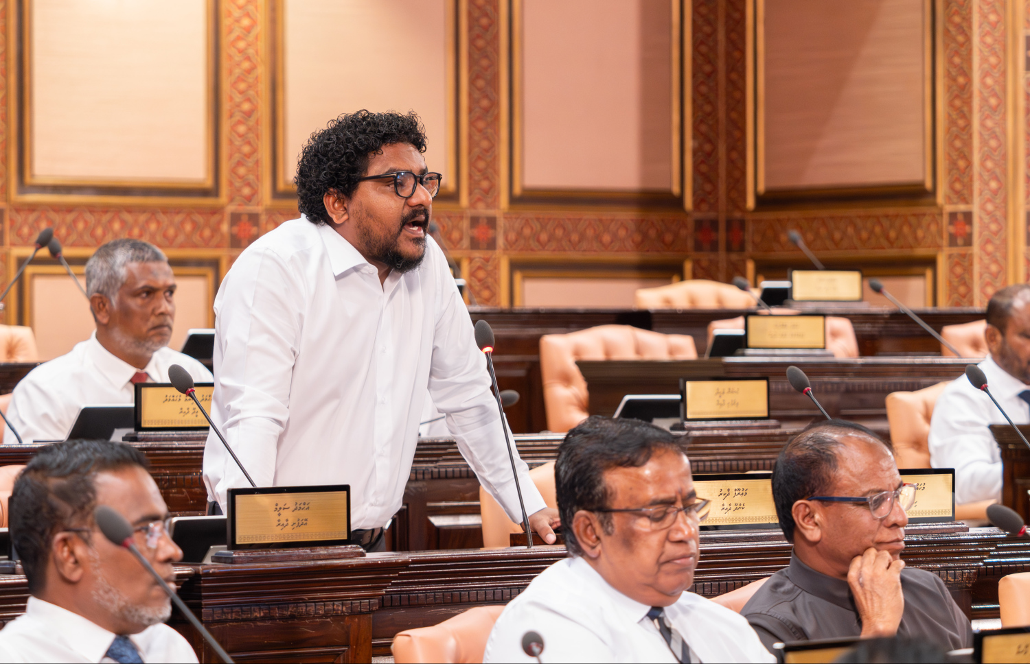 ރައްޔިތުންގެ މަޖިލީހުގެ ކެންދޫ ދާއިރާގެ މެންބަރު މައުރޫފް ޒާކިރު މަޖިލީހުގެ ޖަލްސާއެއްގައި ވާހަކަދައްކަވަނީ. ފޮޓޯ: މަޖިލީހުގެ އިދާރާ