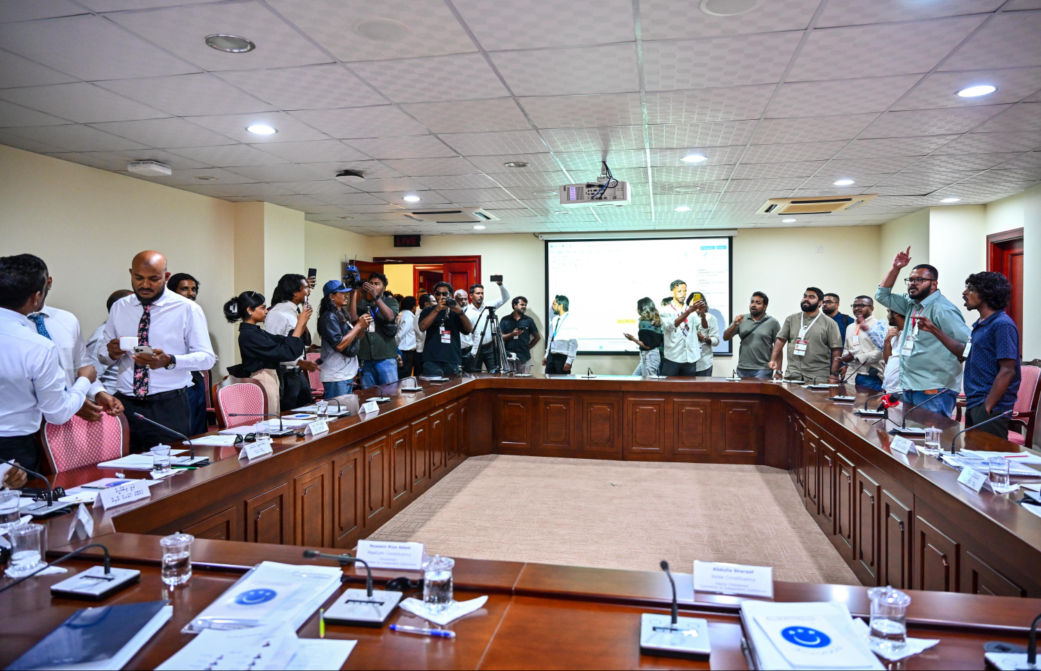 ރައްޔިތުންގެ މަޖިލީހުގެ މިނިވަން މުއައްސަސާތަކުގެ ކޮމިޓީގެ ބައްދަލުވުމުގައި ނޫސްވެރިން އިހުތިޖާޖްކުރަނީ. ފޮޓޯ: ފަޔާޒް މޫސާ/މިހާރު