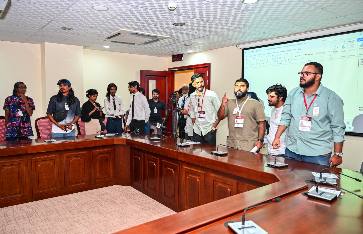 ރައްޔިތުންގެ މަޖިލީހުގެ މިނިވަން މުއައްސަސާތަކުގެ ކޮމިޓީގެ ބައްދަލުވުމުގައި ނޫސްވެެރިން އިހުތިހާޖްކުރަނީ --- މިހާރު ފޮޓޯ/ފަޔާޒް މޫސާ